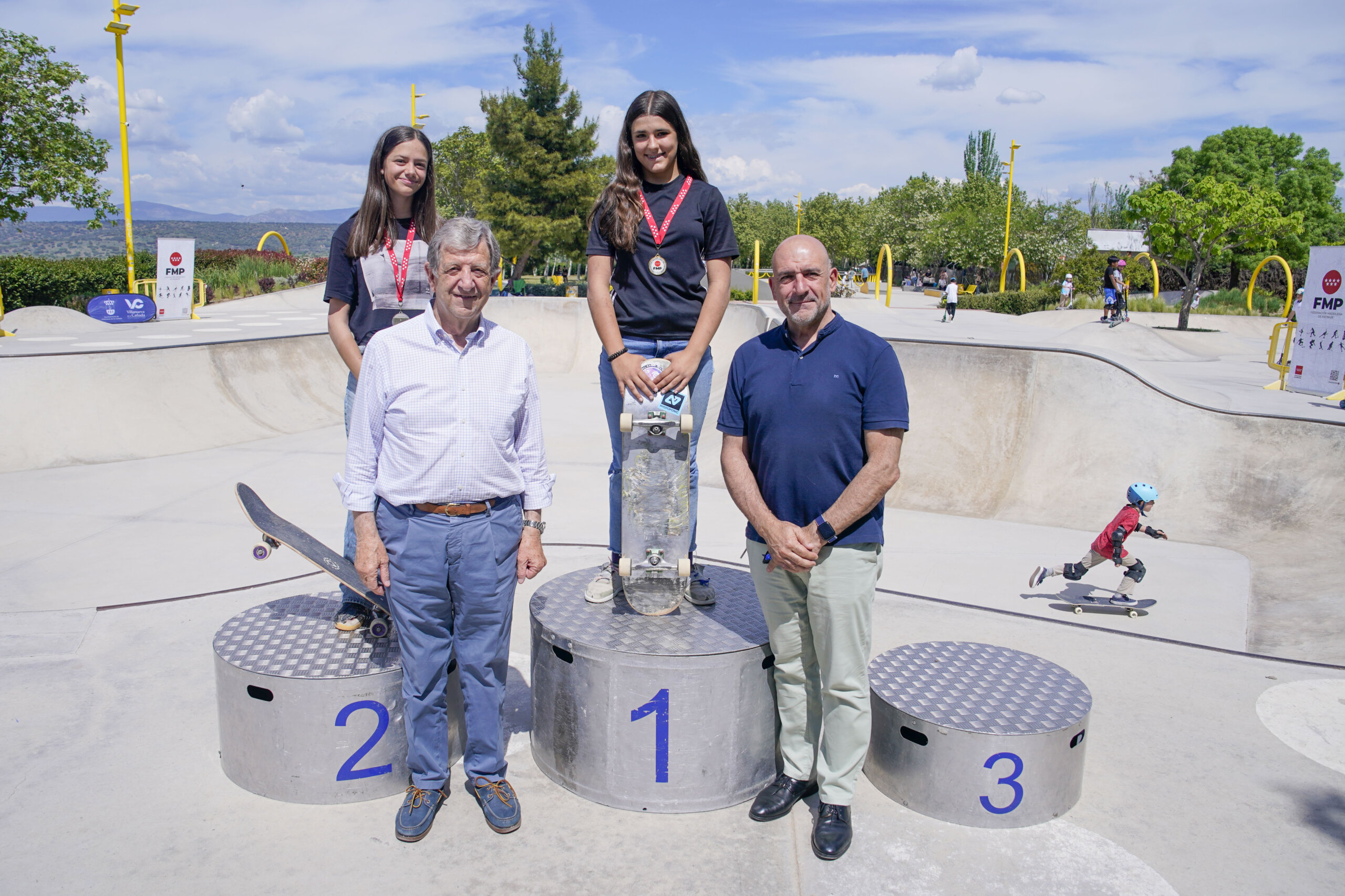El alcalde, Luis Partida, y el concejal de Economía, Francisco Álvaro, junto a ganadoras del Campeonato de Skate.