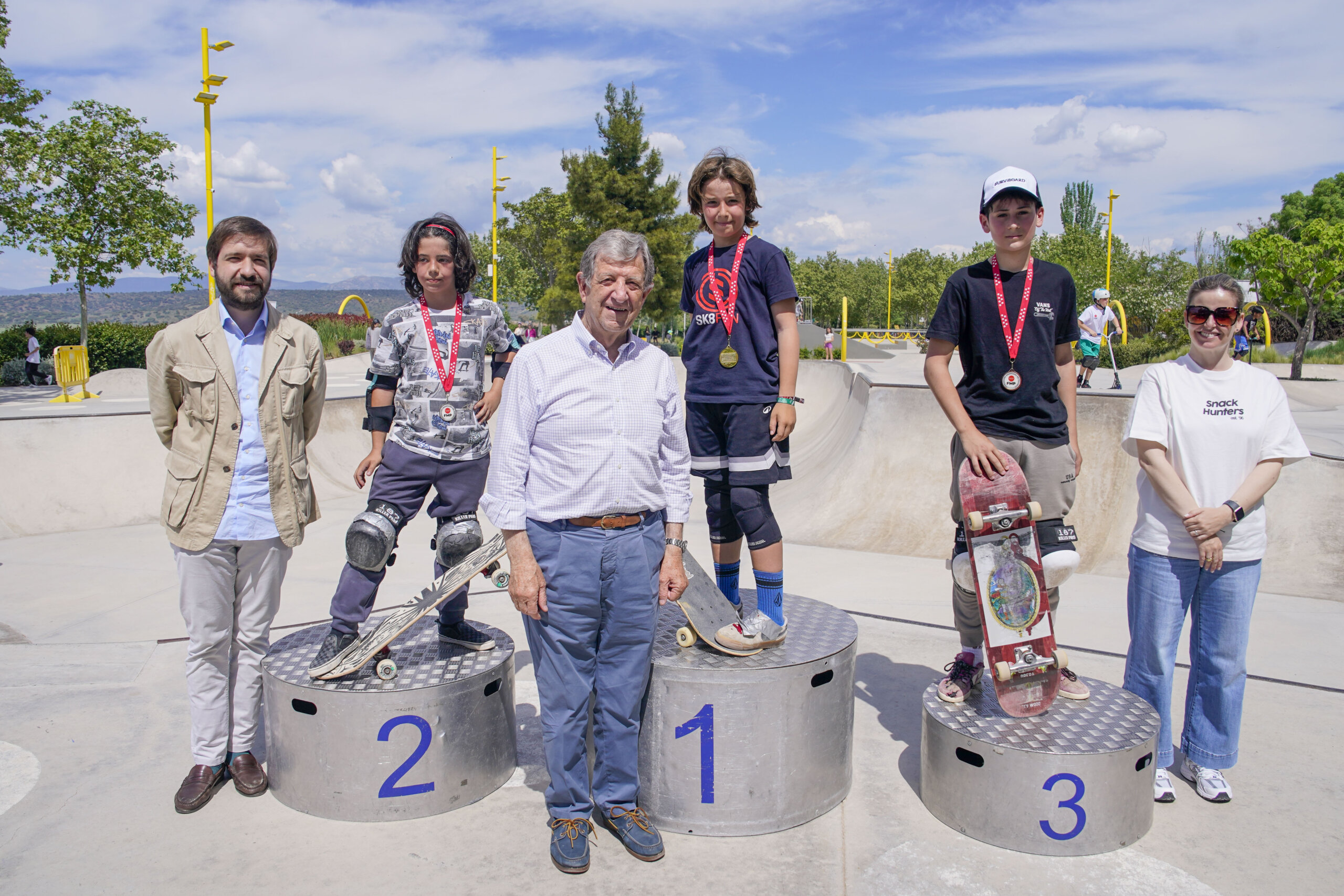 El alcalde, Luis Partida, y el concejal de Urbanismo, Gabriel García Gala, junto a ganadores del Campeonato de Skate.