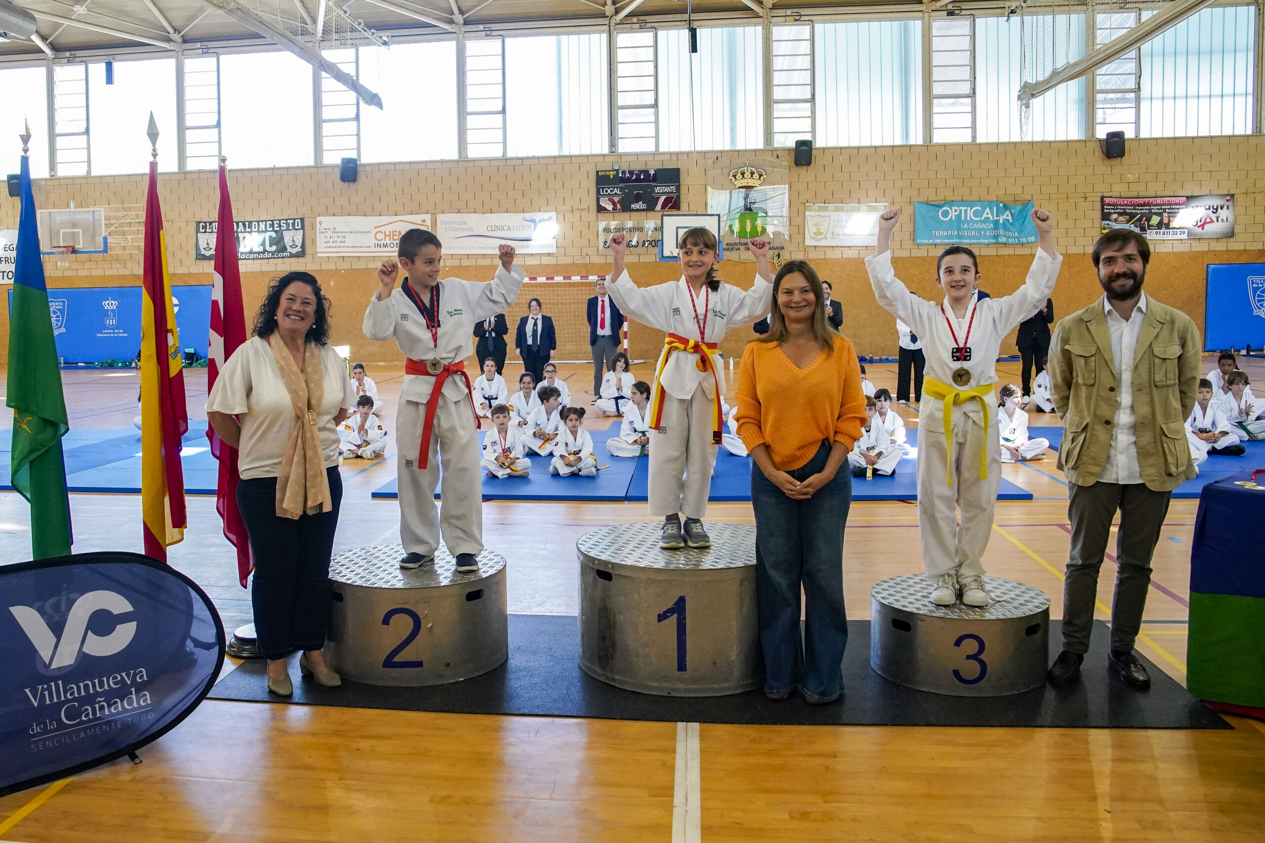 Los concejales de Recursos Humanos, Coordinación y Urbanismo junto a ganadores de una de las categorías del IX Campeonato de Taewkondo.