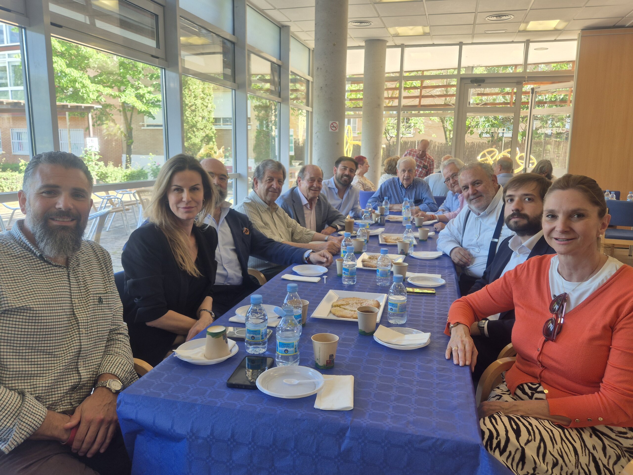 Concejales de la Corporación y miembros de la Asociación de Mayores Villanueva de la Cañada en la Fiesta de San Marcos.