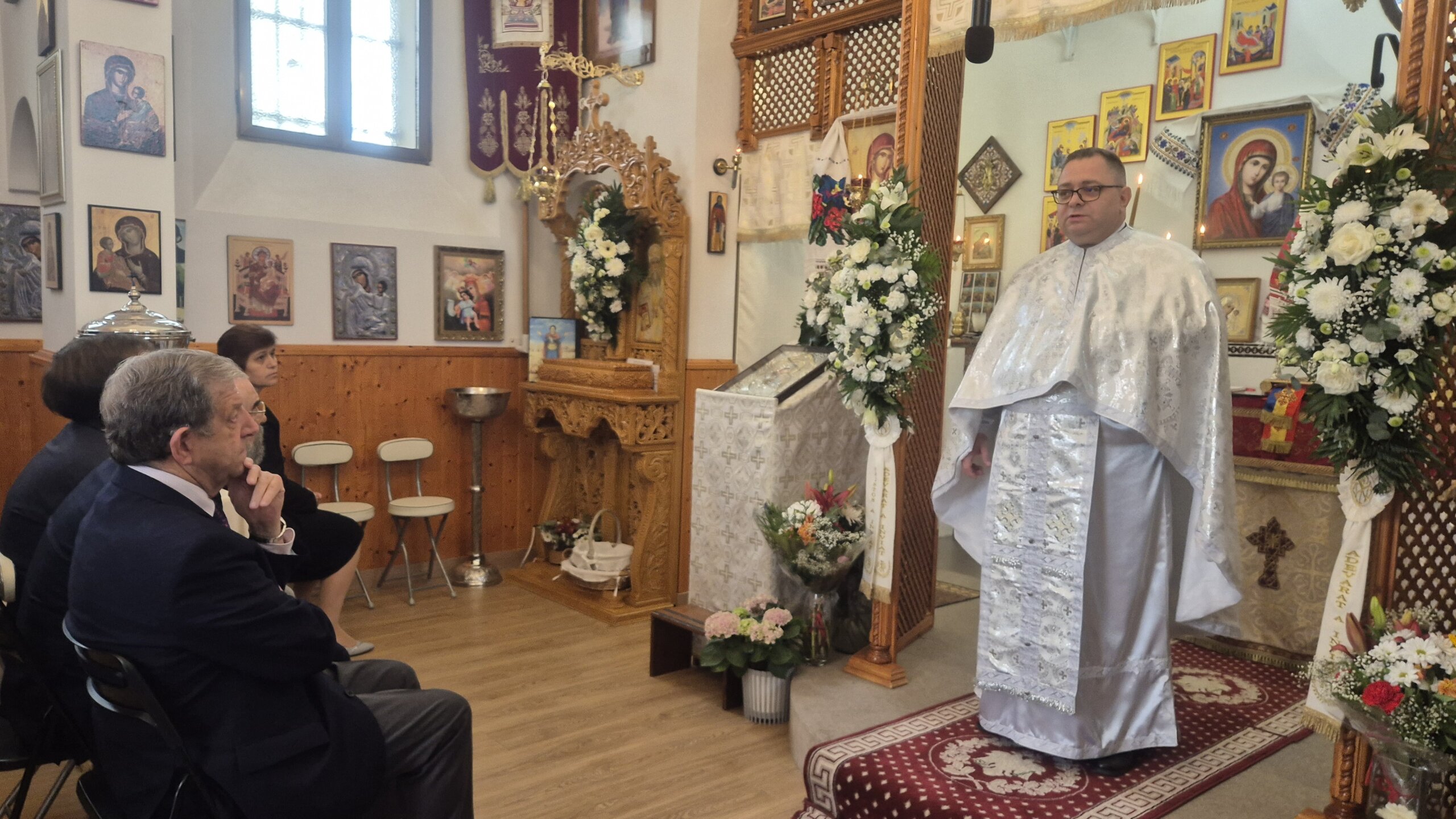 El párroco Ciprian Vasile Chidu dirigiéndose a los asistentes.