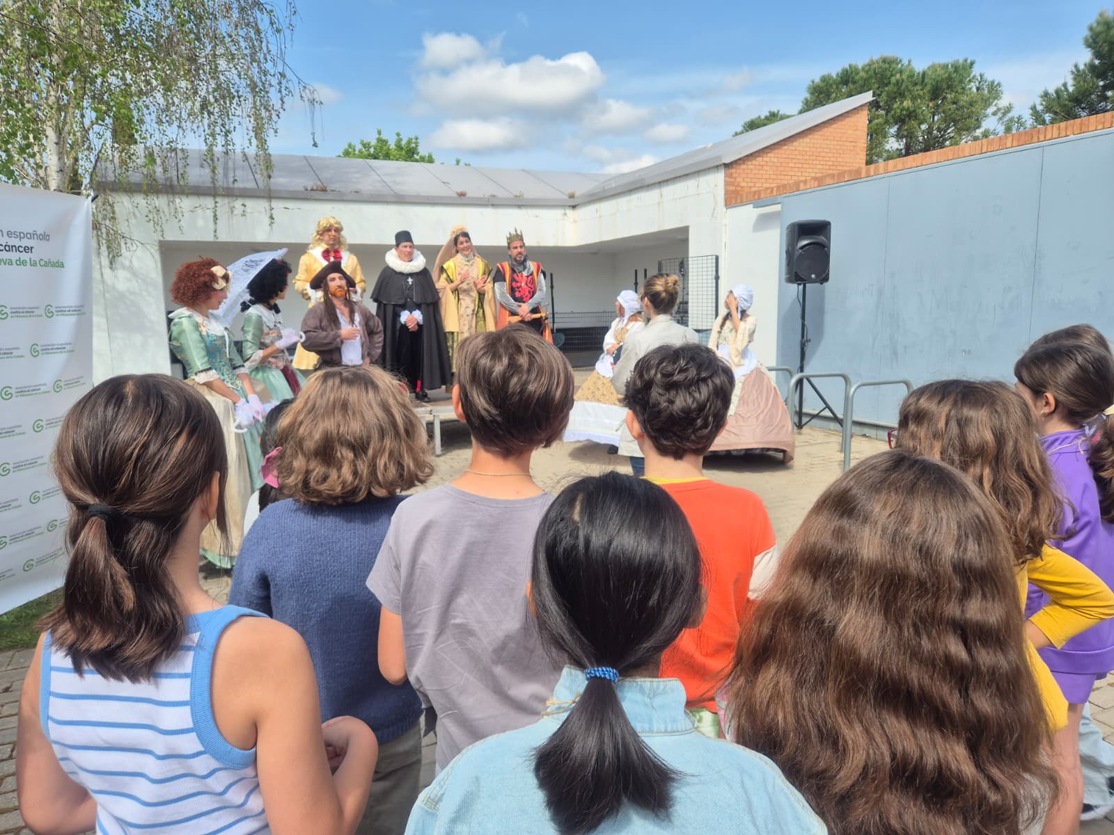 Niños viendo la actuación del Grupo Arthistrión.