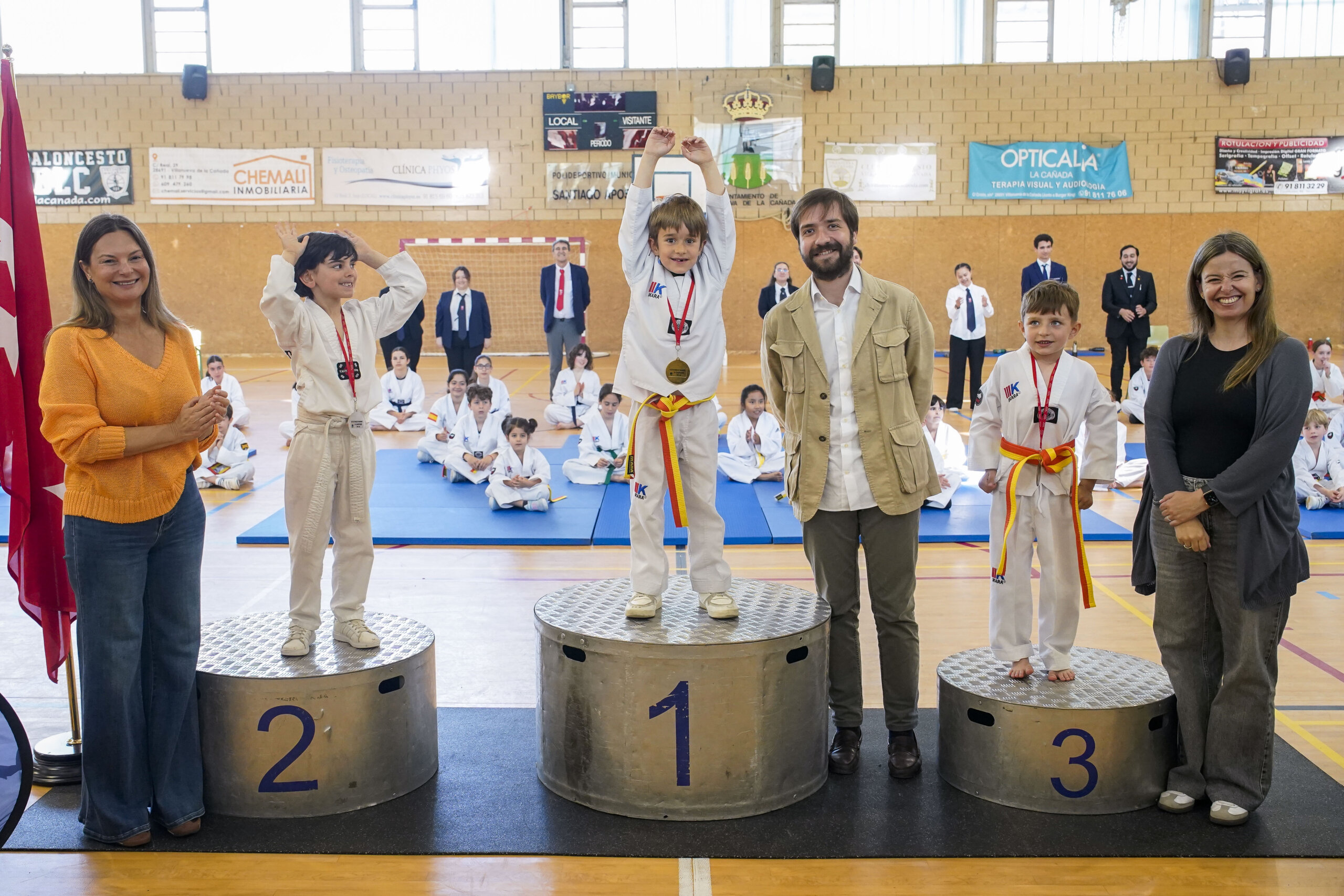 Los concejales de Coordinación, Urbanismo y Salud junto a ganadores de una de las categorías del IX Campeonato de Taekwondo.