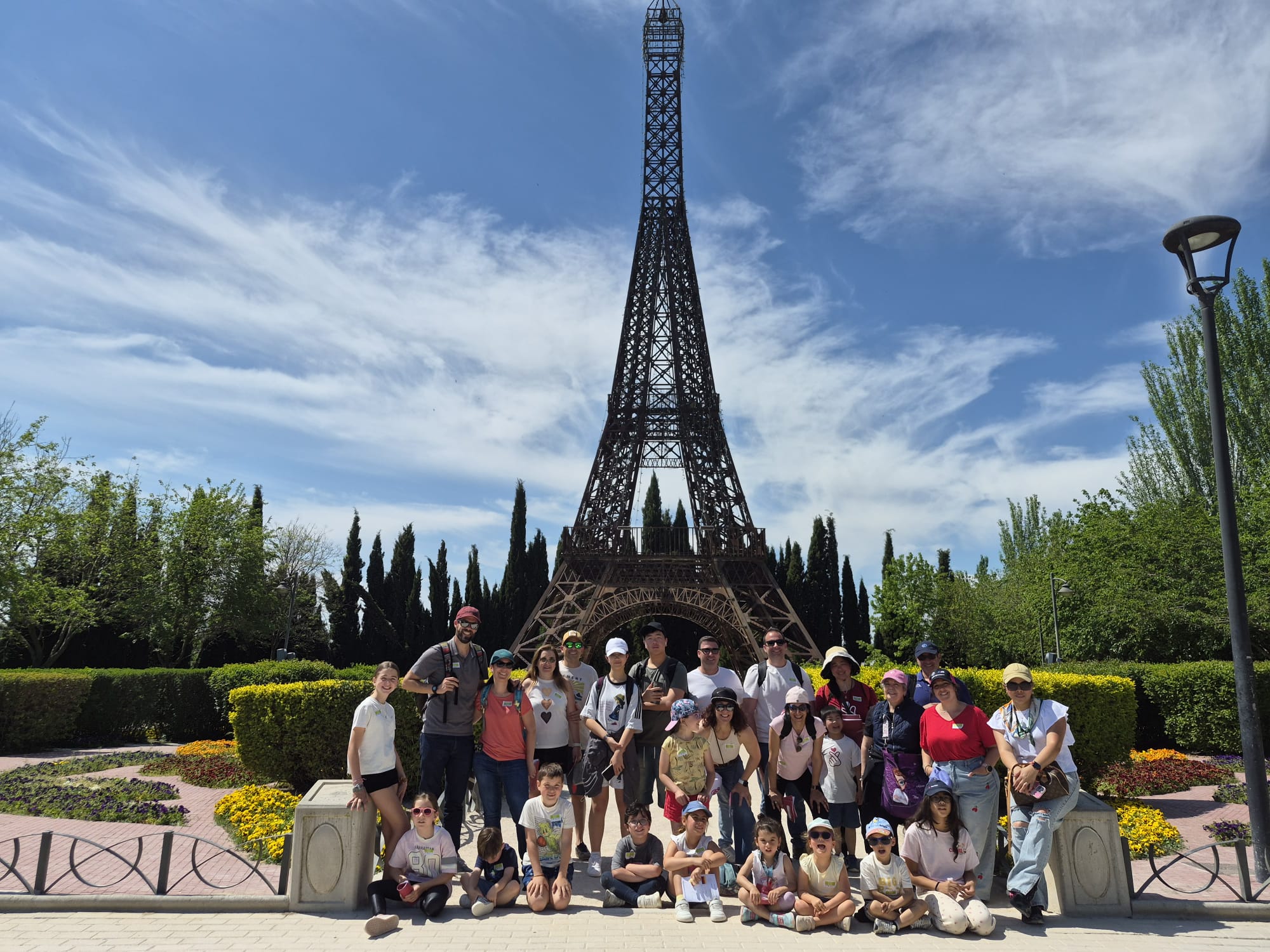 Cerca de un centenar de vecinos han participado en la excursión al Parque Europa, en Torrejón de Ardoz.