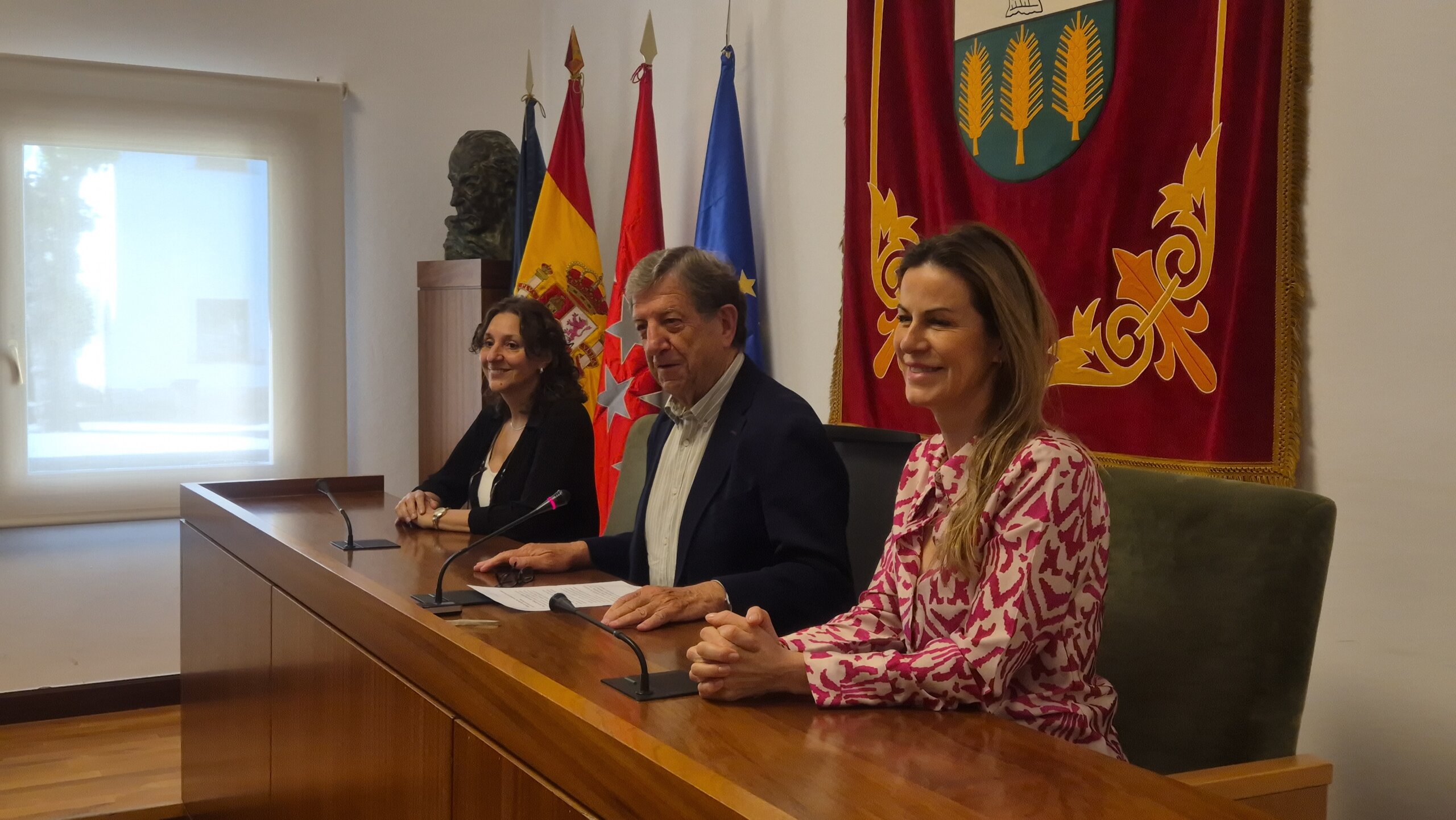 El alcalde, la concejala de Educación y la directora del IES Las Encinas durante el acto de bienvenida.