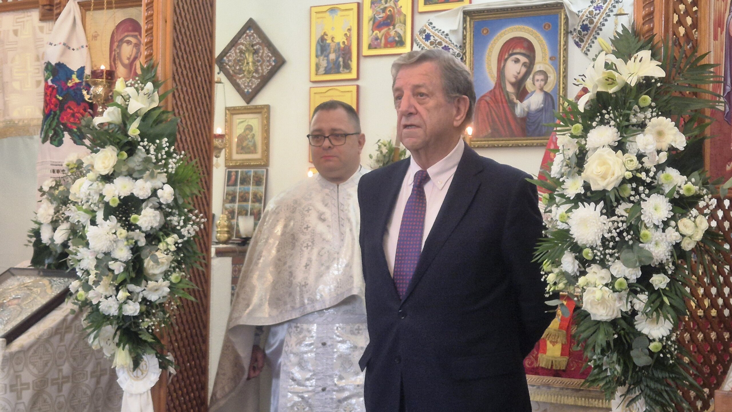 El alcalde, en primer plano, durante su intervención.
