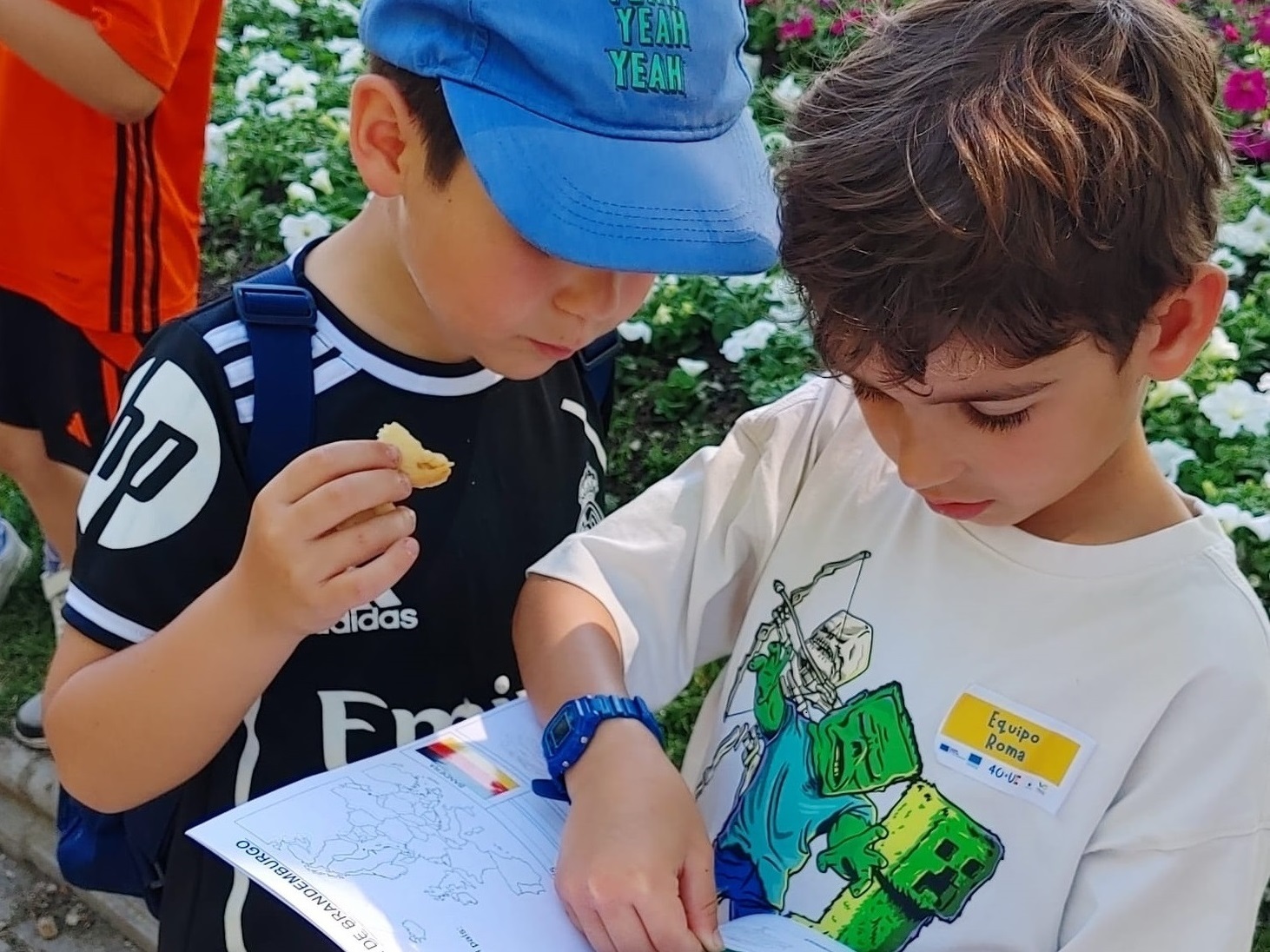 Cerca de un centenar de vecinos han participado en la excursión al Parque Europa, en Torrejón de Ardoz.