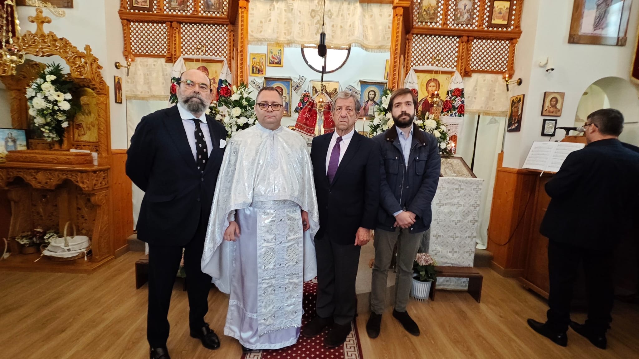 Autoridades locales junto al sacerdote de la Parroquia Ortodoxa Rumana.