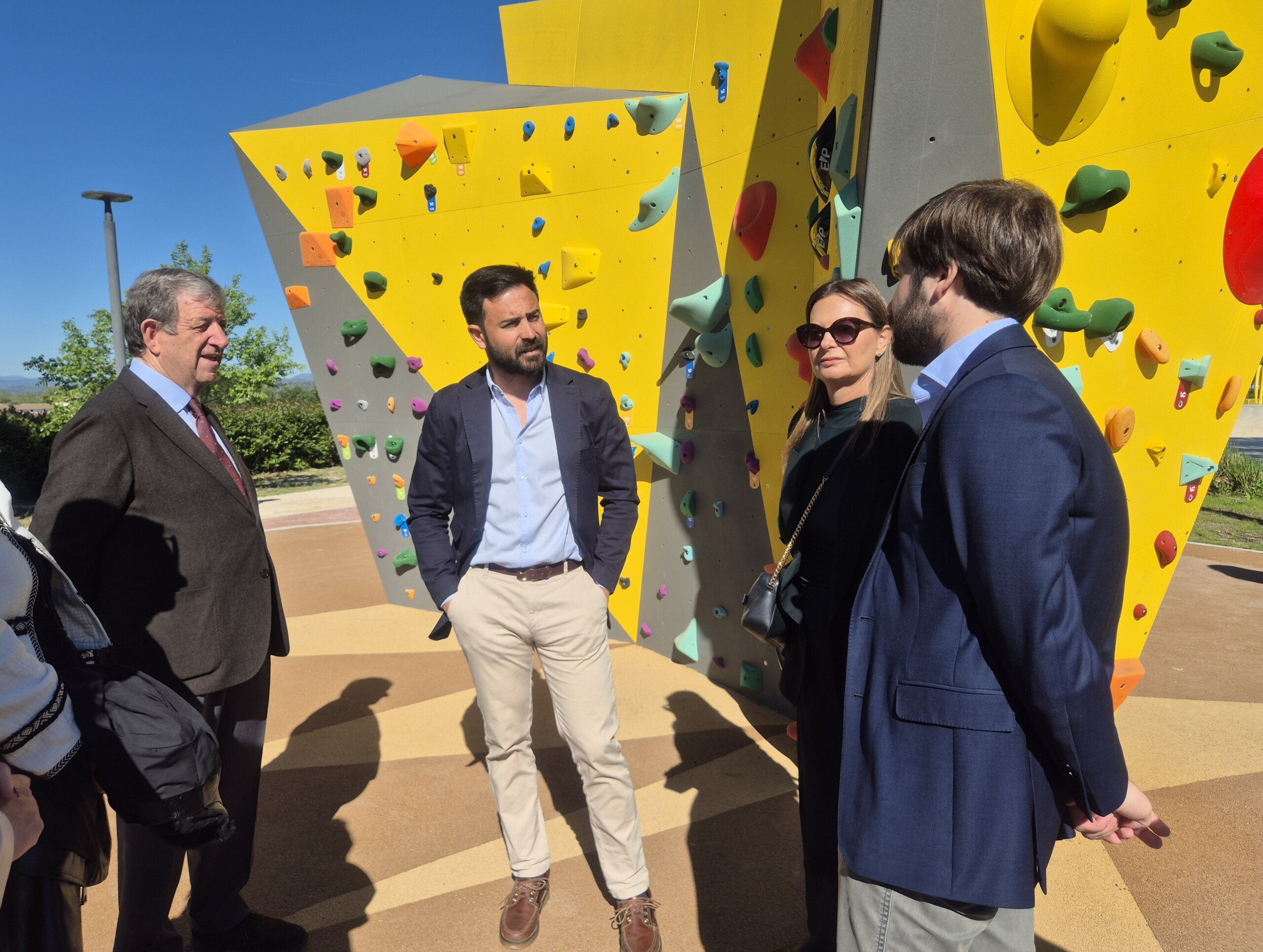 El alcalde, Luis Partida, y los concejales Ignacio González, Lucía Paniagua y Gabriel García, en la visita al nuevo rocódromo.