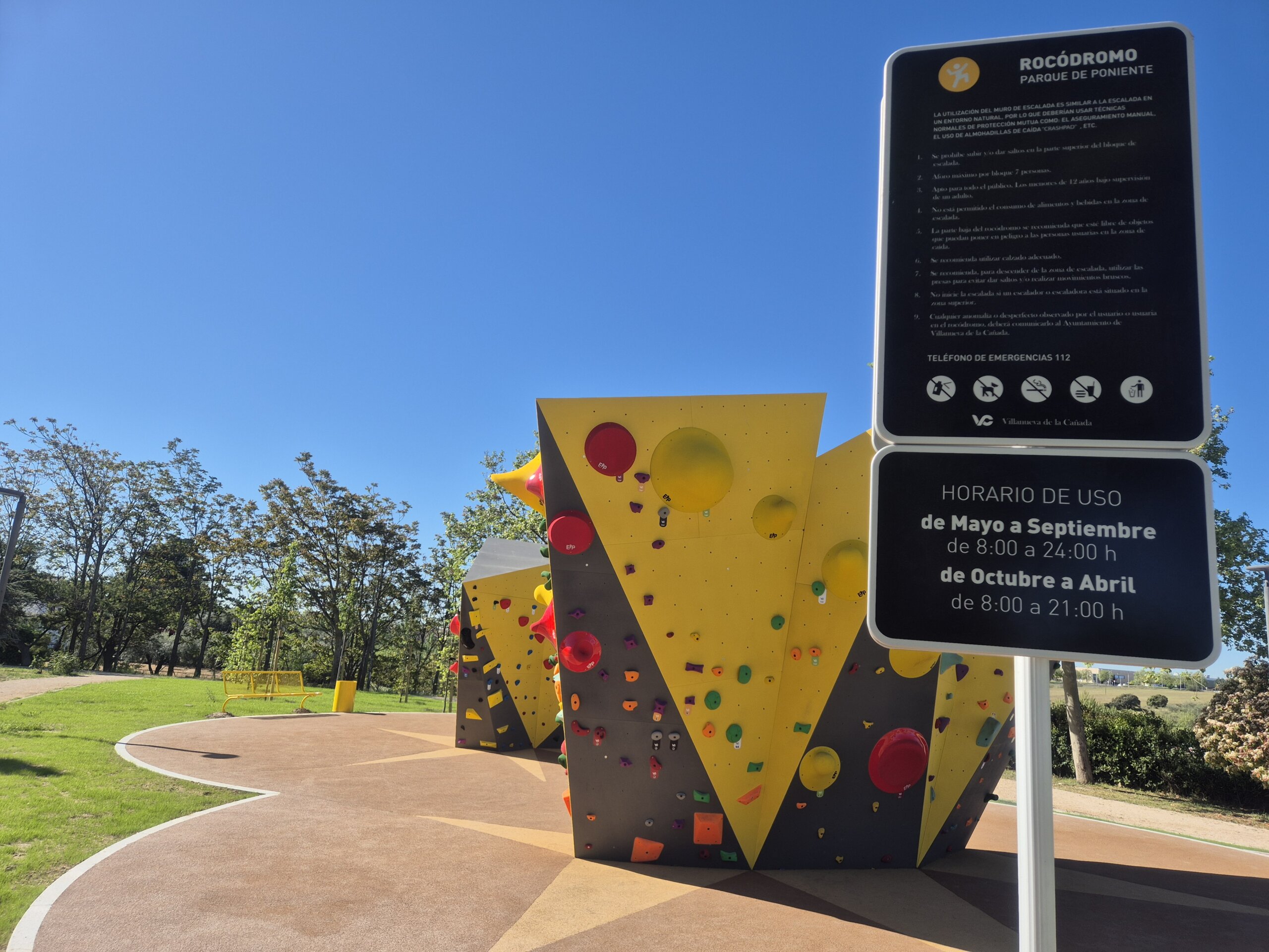 Nuevo rocódromo y panel informativo con normas de uso y horario de apertura.