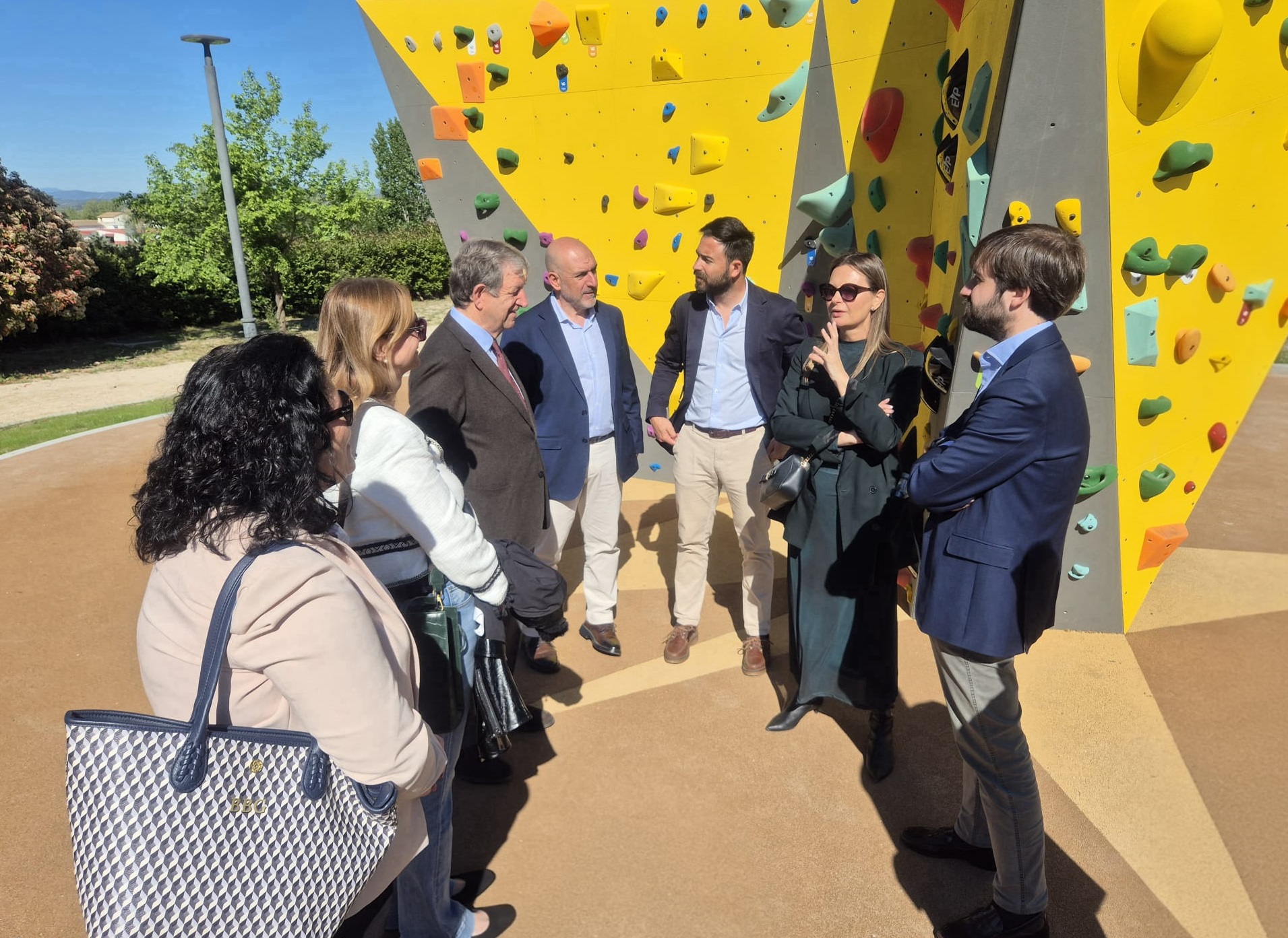 El alcalde y concejales del Equipo de Gobierno en la visita al nuevo rocódromo.