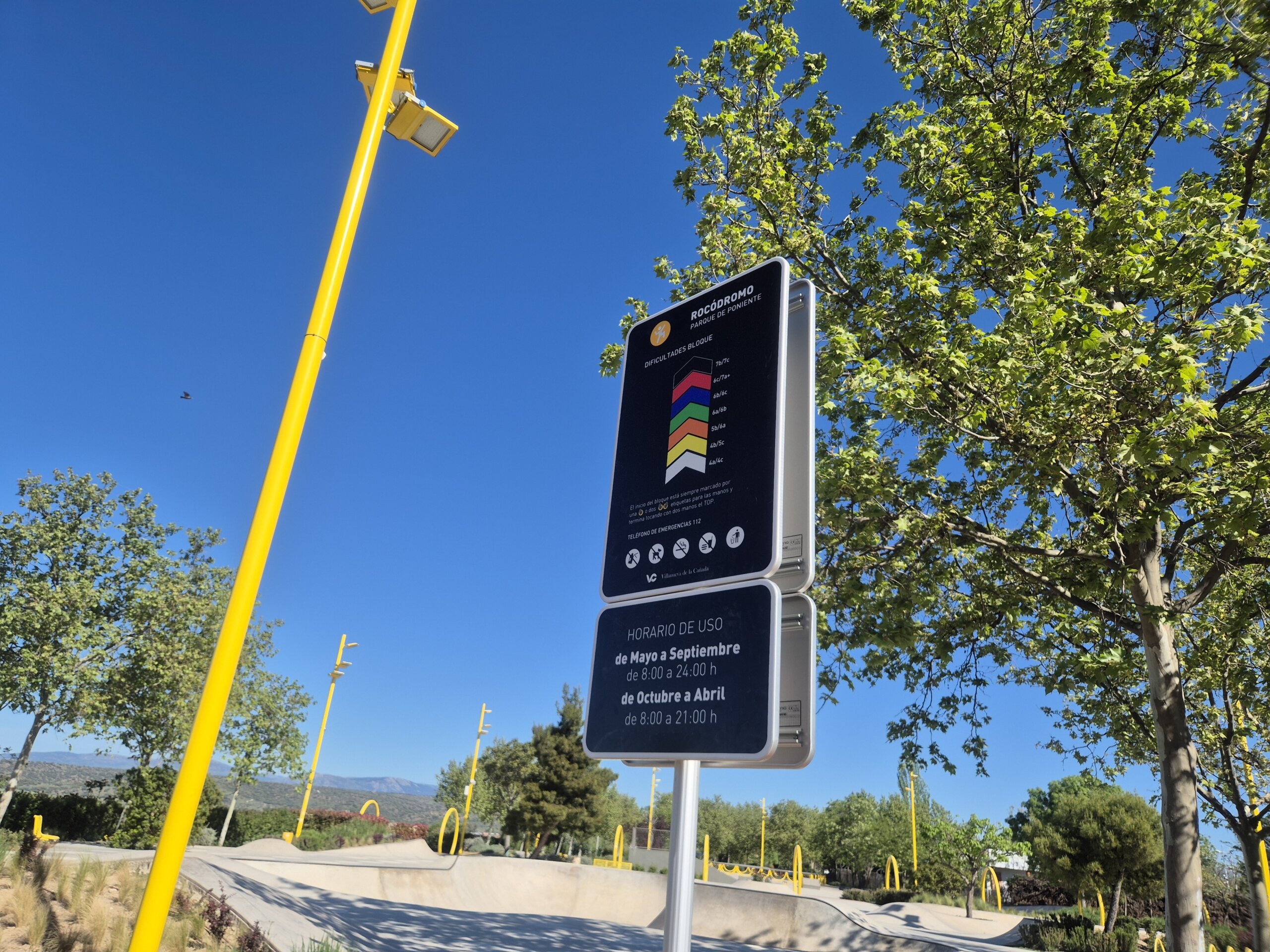 Panel informativo con el horario de apertura y niveles del rocódromo.