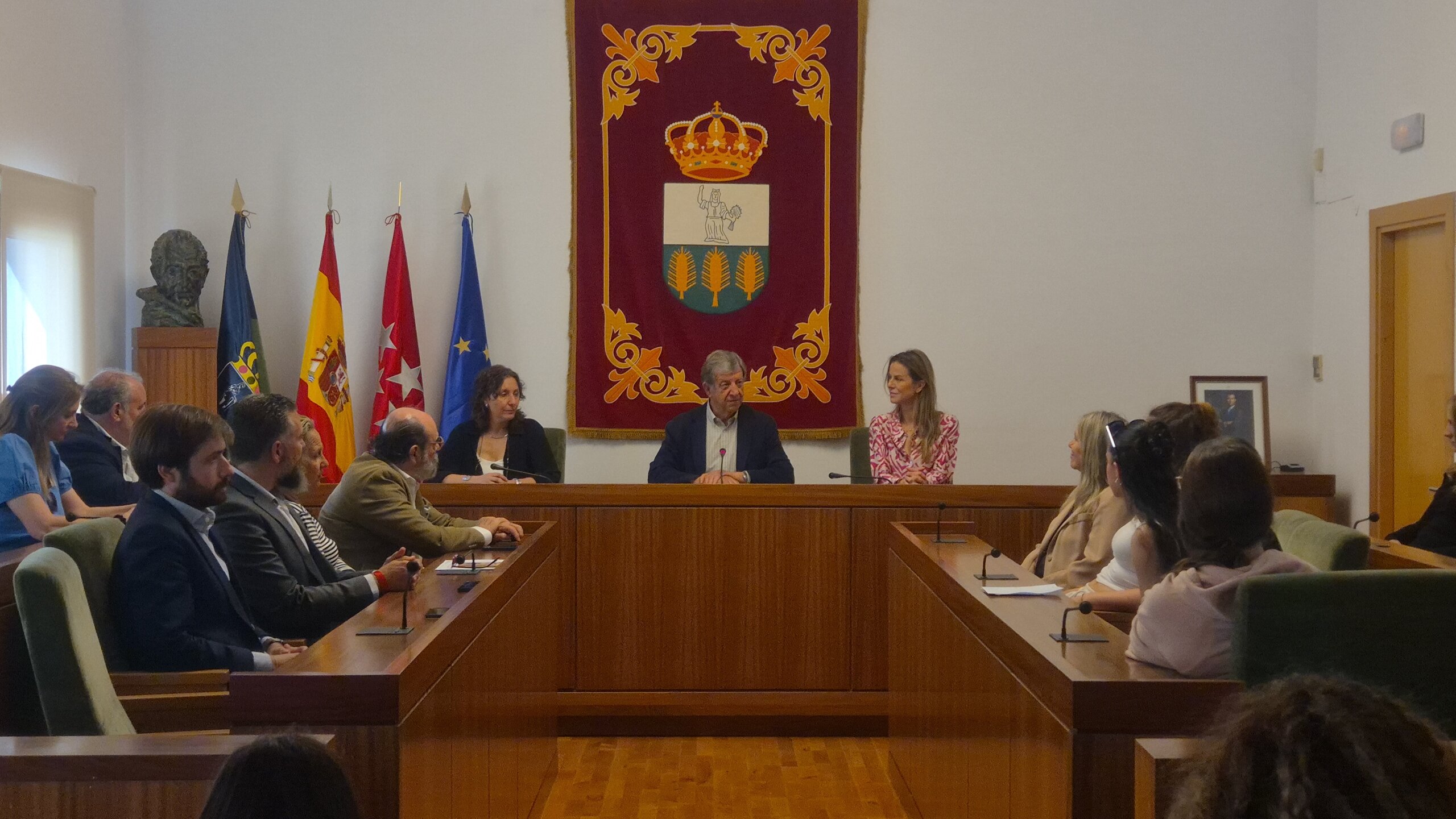 Acto de bienvenida de la delegación de estudiantes en el Salón de Plenos.