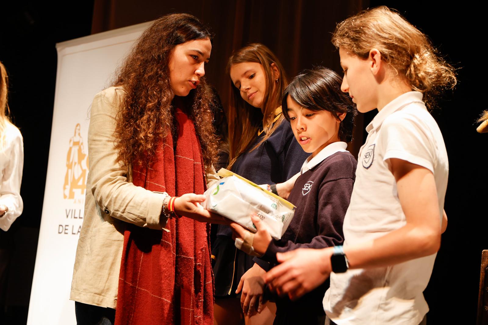 La concejala de Hermanamientos, Margarita Serrano, en la entrega de premios del XXXIV Concurso de Cuentos Infantil y Juvenil.
