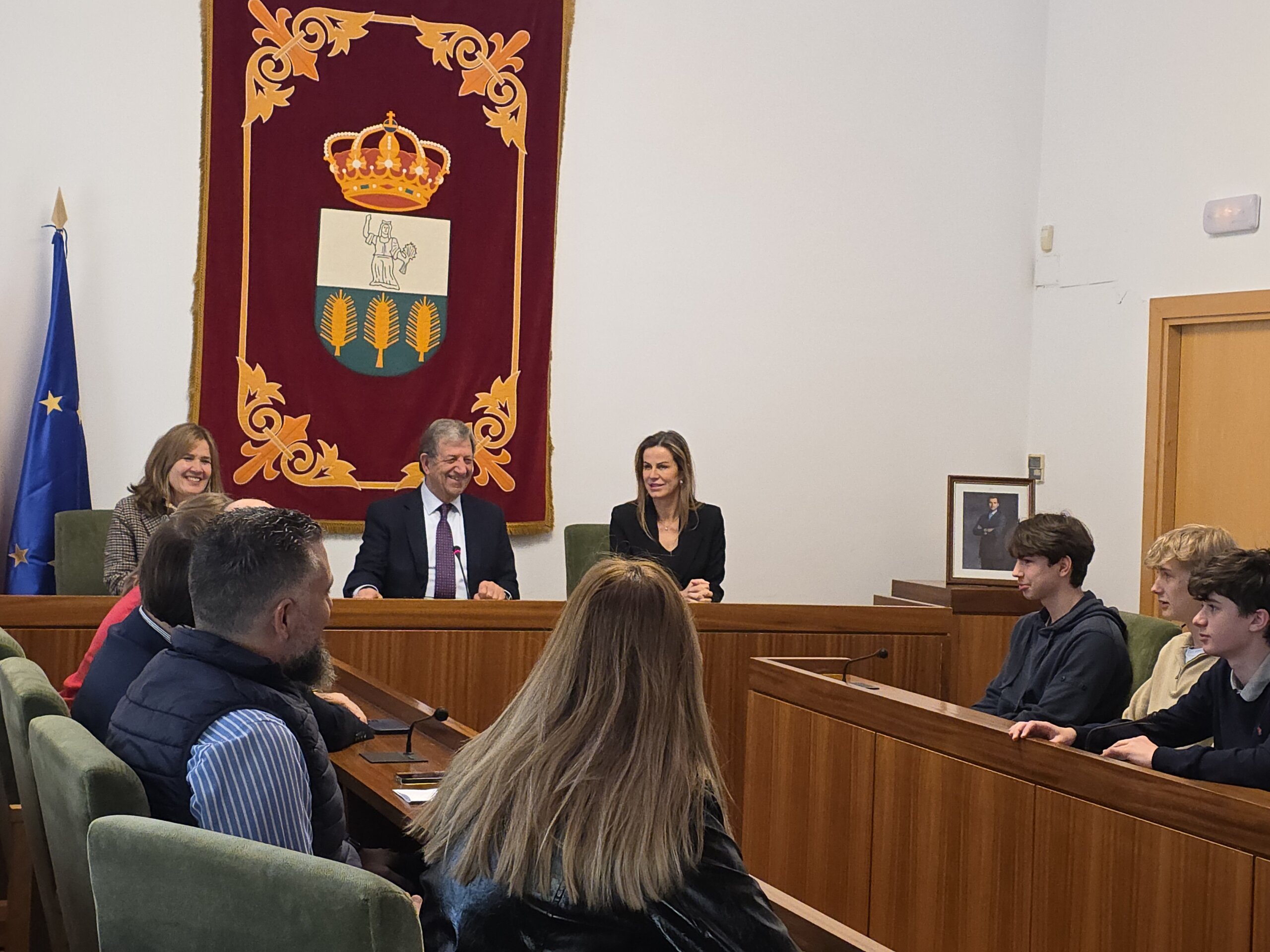 El alcalde, la concejal de Educación y la representante del Colegio Arcadia.