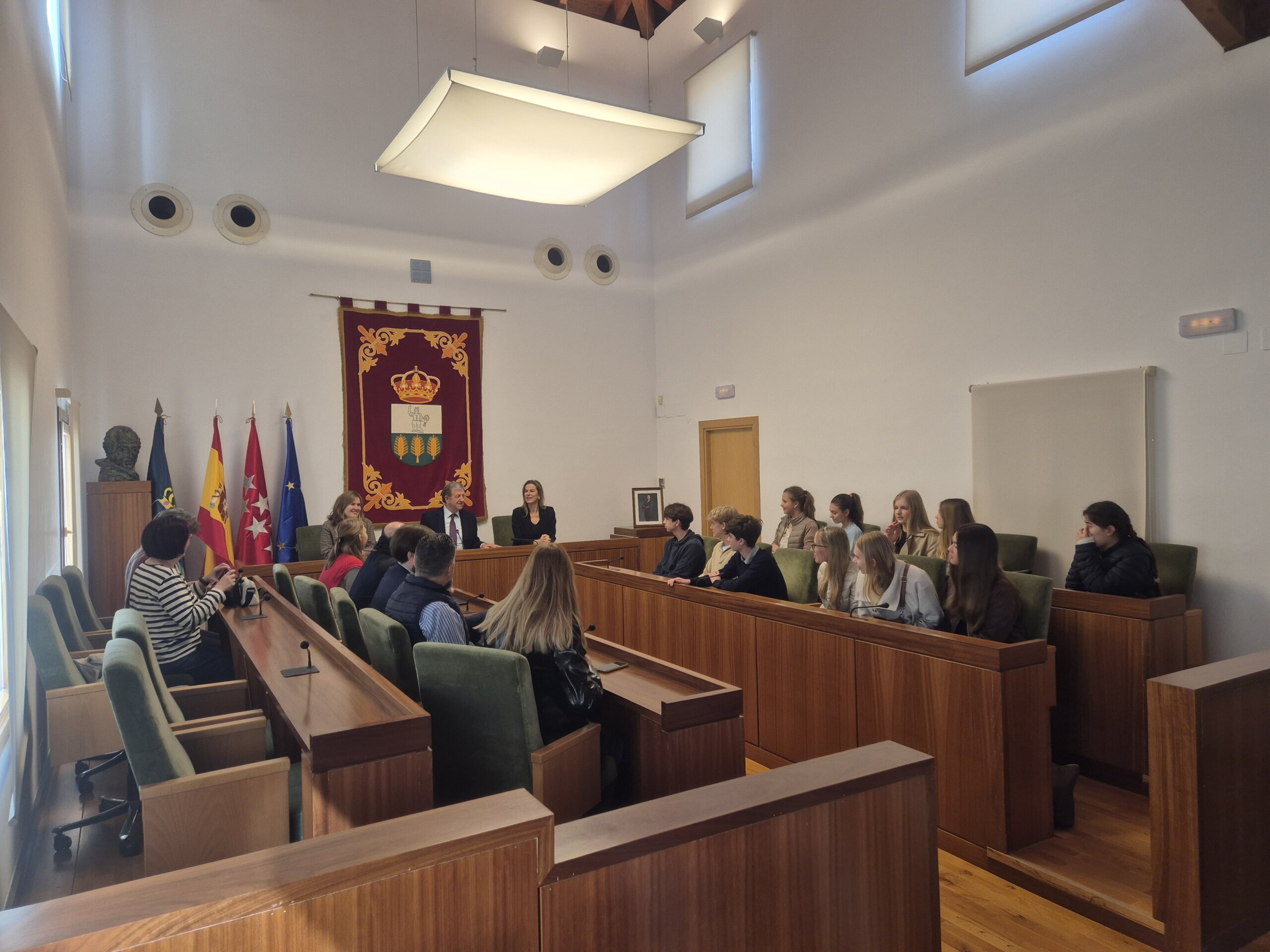 Recepción del grupo de estudiantes y profesores en el Salón de Plenos.