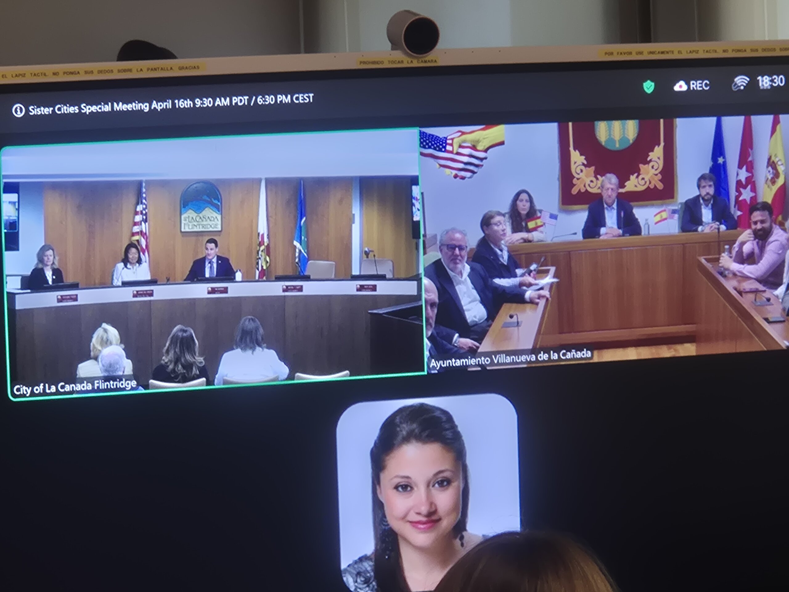 Pantalla con imagen de los representantes de ambos municipios y la persona que realiza la traducción.