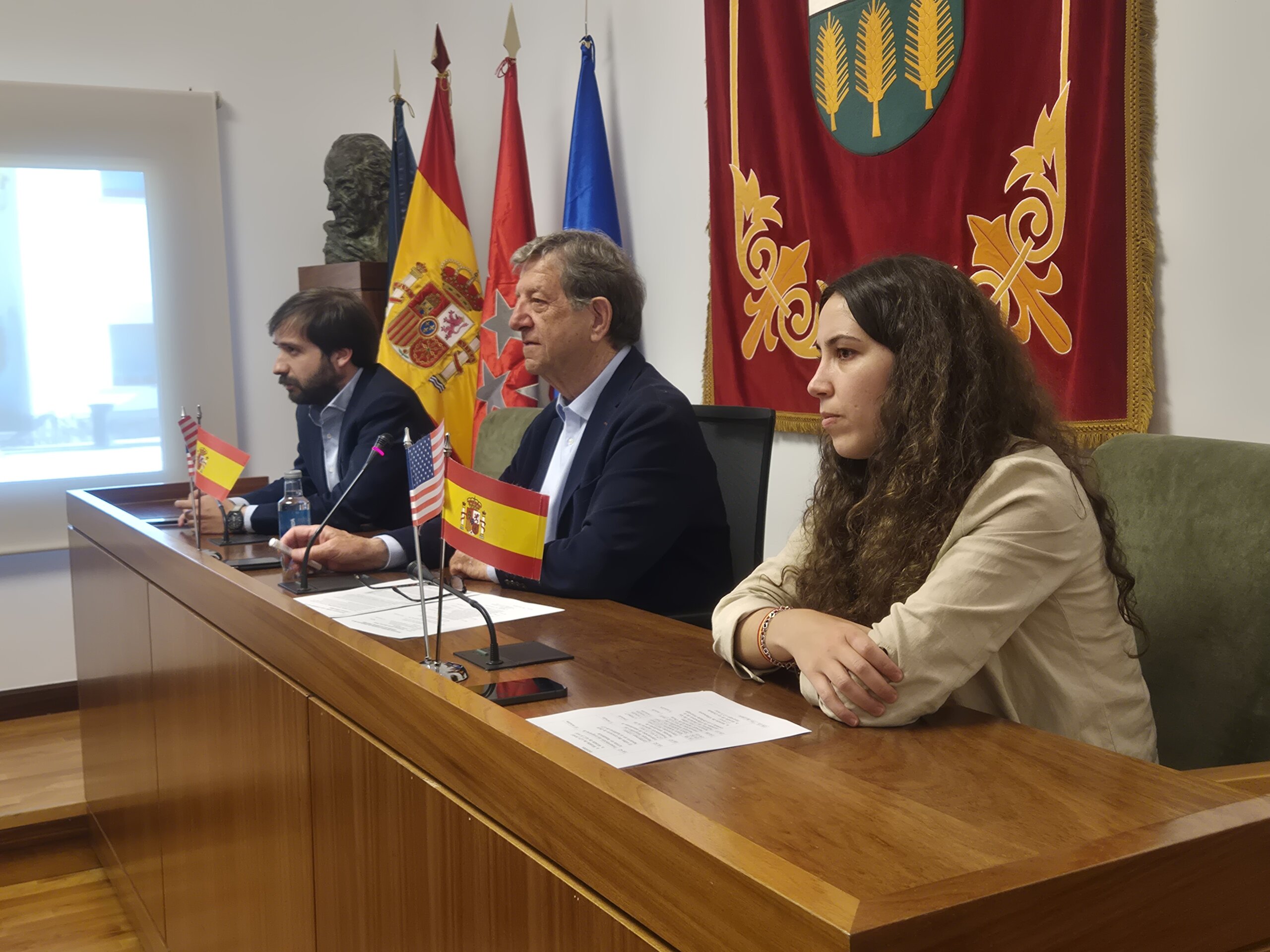 El alcalde, Luis Partida, junto a la concejala de Hermanamientos, Margarita Serrano y el 3.er teniente de alcalde, Gabriel García Gala.