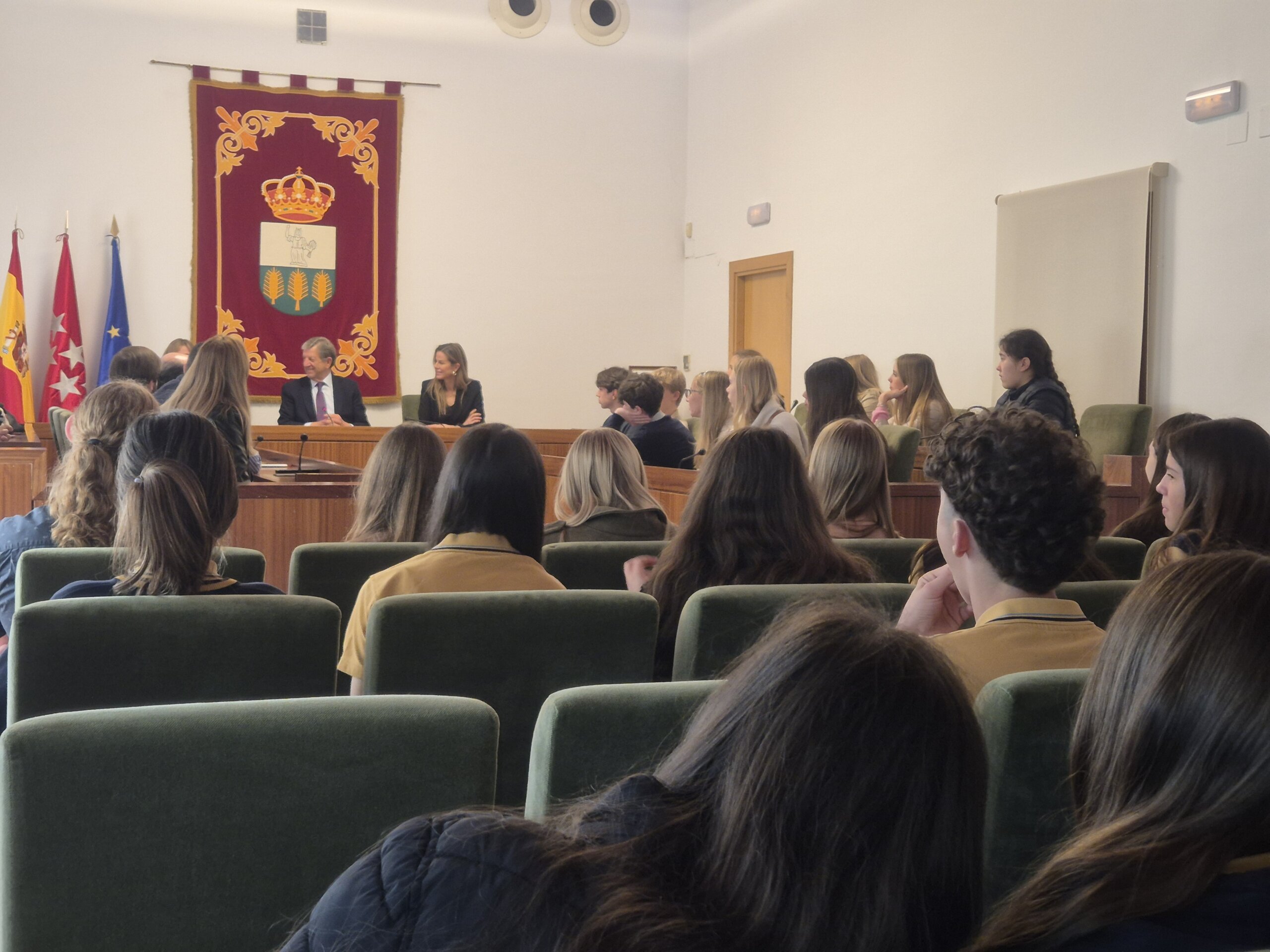 Recepción del grupo de estudiantes y profesores en el Salón de Plenos.