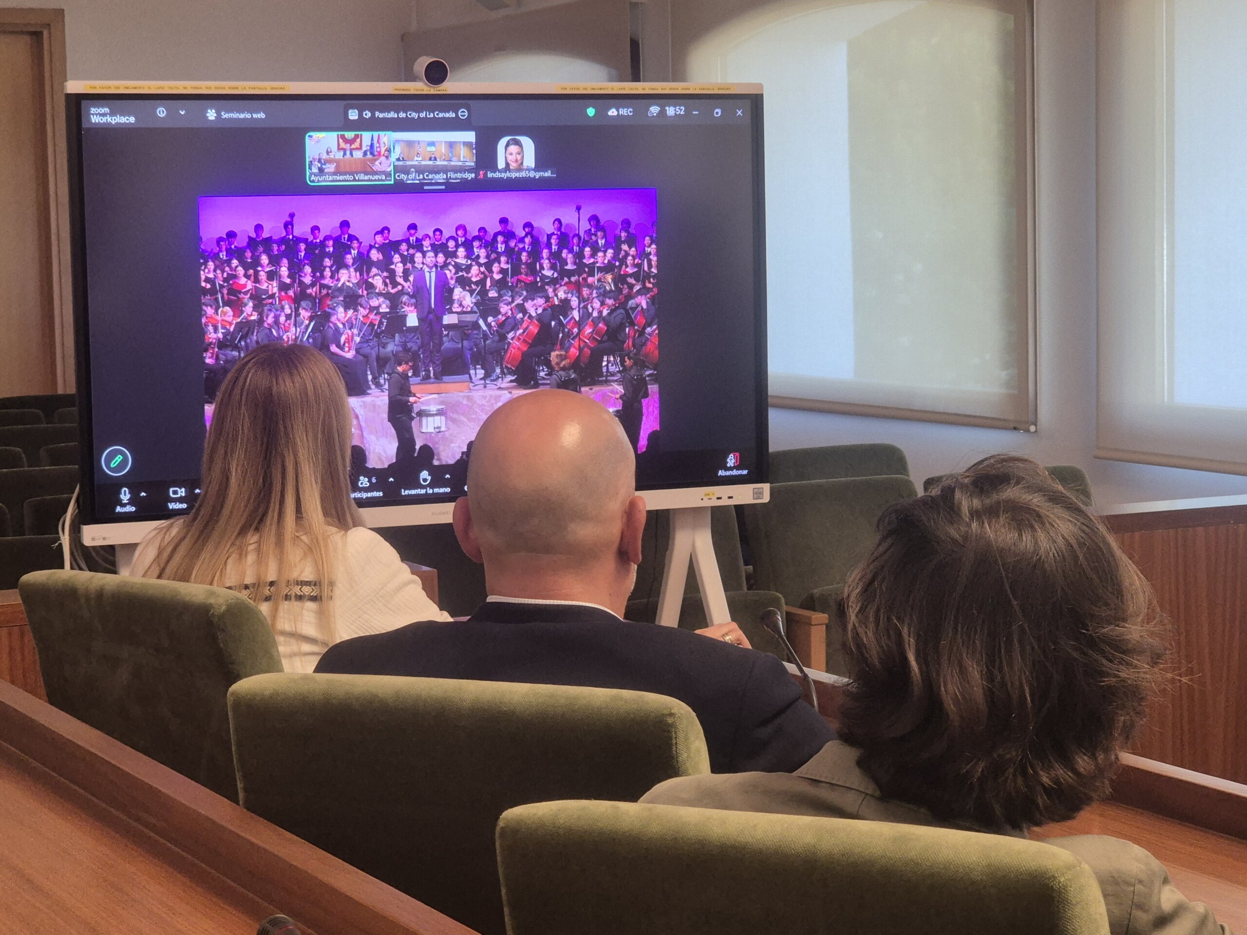 Momento de la proyección del vídeo de recuerdo del concierto del compositor Óscar Navarro.