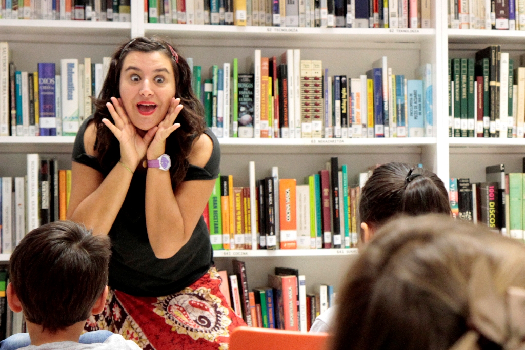 FOTO CUENTACUENTOS ANA APIKA