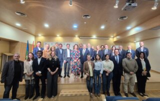 Imagen de autoridades locales y de la FMM junto a los ponentes.