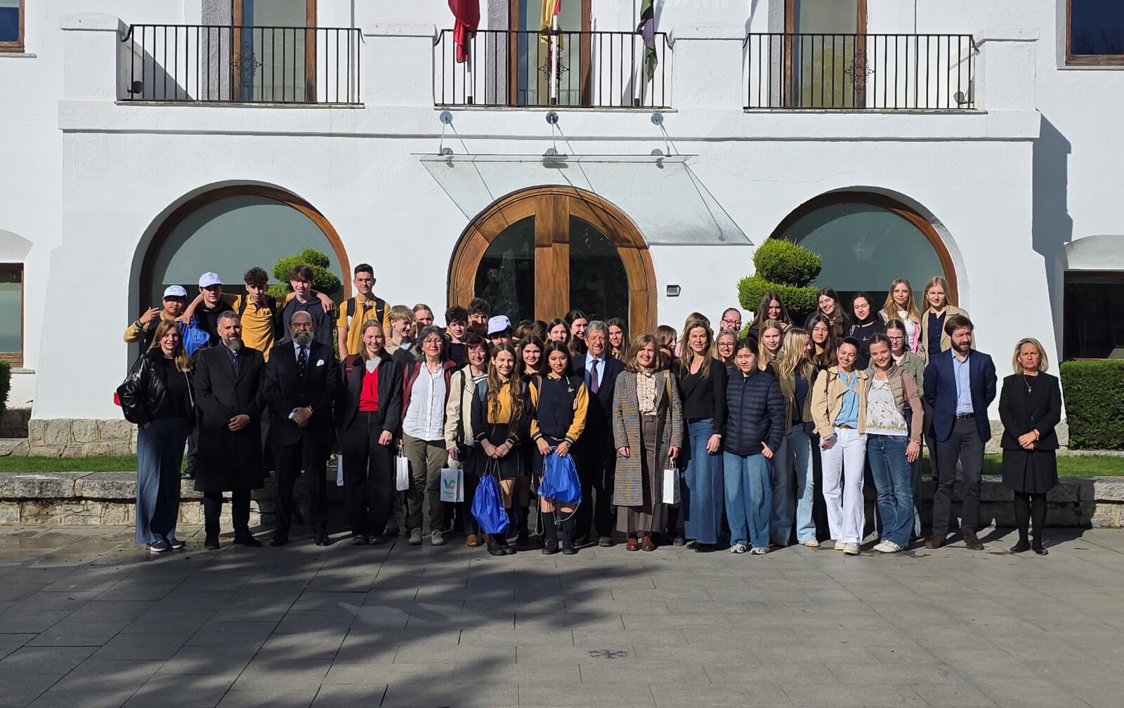 Foto de familia del alcalde y concejales junto a los estudiantes y profesores.