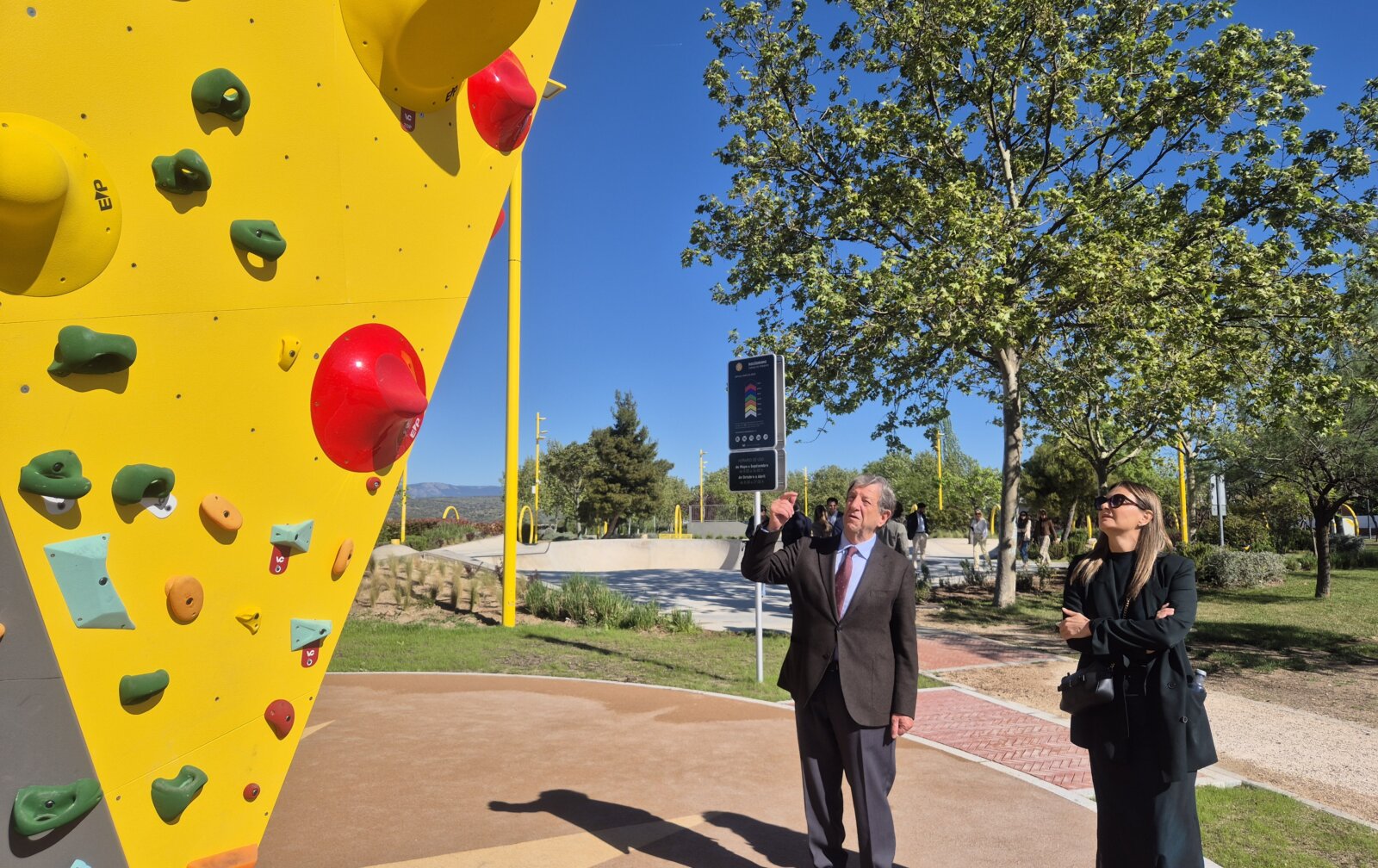 El alcalde, Luis Partida, y la primera teniente de alcalde, Lucía Paniagua, en la visita al nuevo rocódromo.