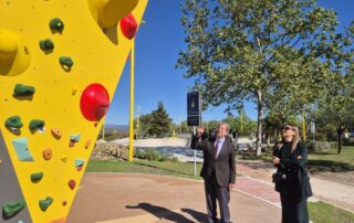 El alcalde, Luis Partida, y la primera teniente de alcalde, Lucía Paniagua, en la visita al nuevo rocódromo.