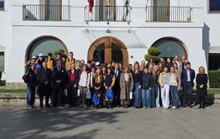 Foto de familia del alcalde y concejales junto a los estudiantes y profesores.
