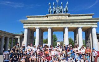 Cerca de un centenar de vecinos han participado en la excursión al Parque Europa, en Torrejón de Ardoz.