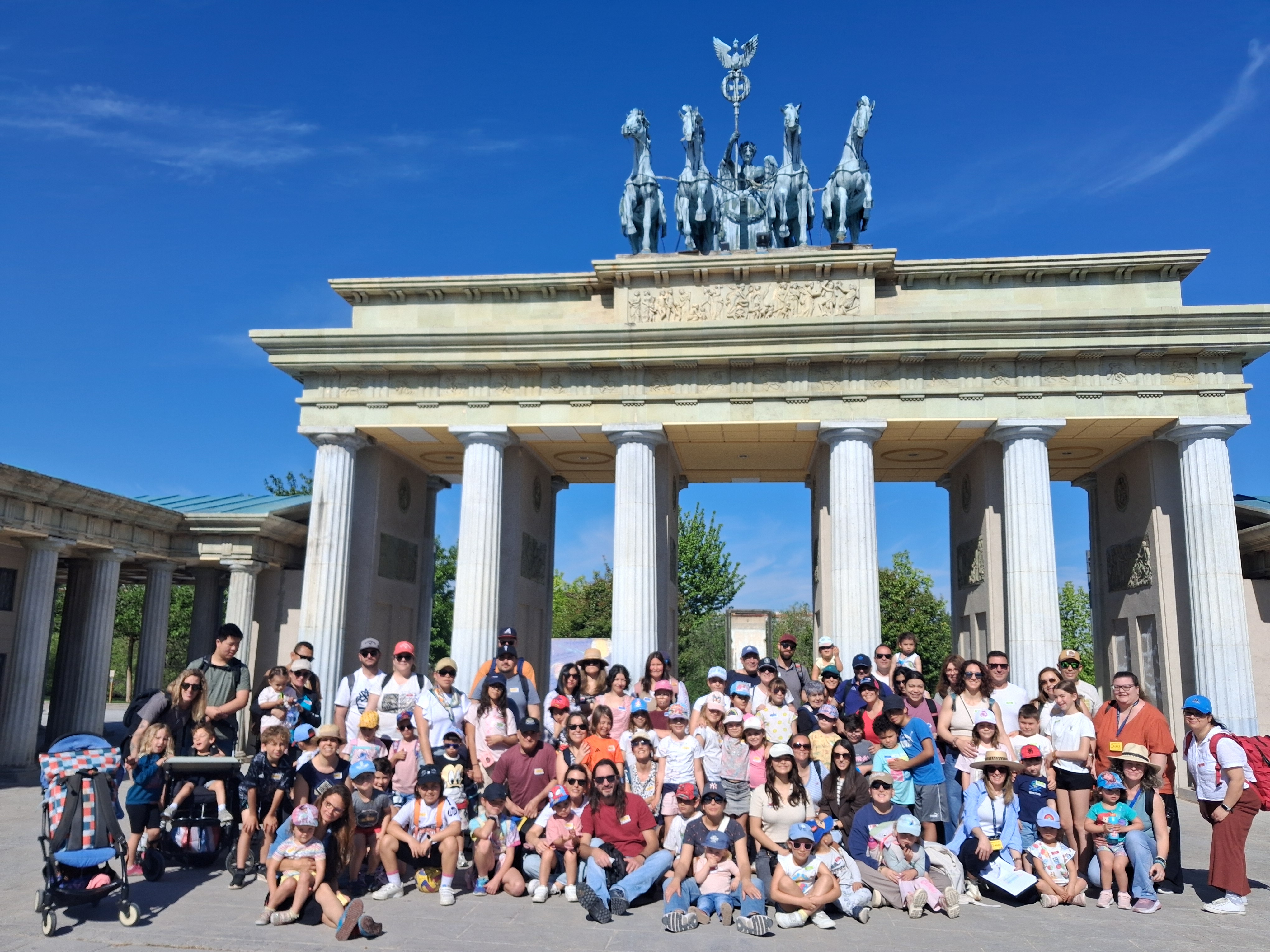 Cerca de un centenar de vecinos han participado en la excursión al Parque Europa, en Torrejón de Ardoz.