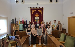 El alcalde y la concejala de Educación con los alumnos del intercambio educativo y su profesora.