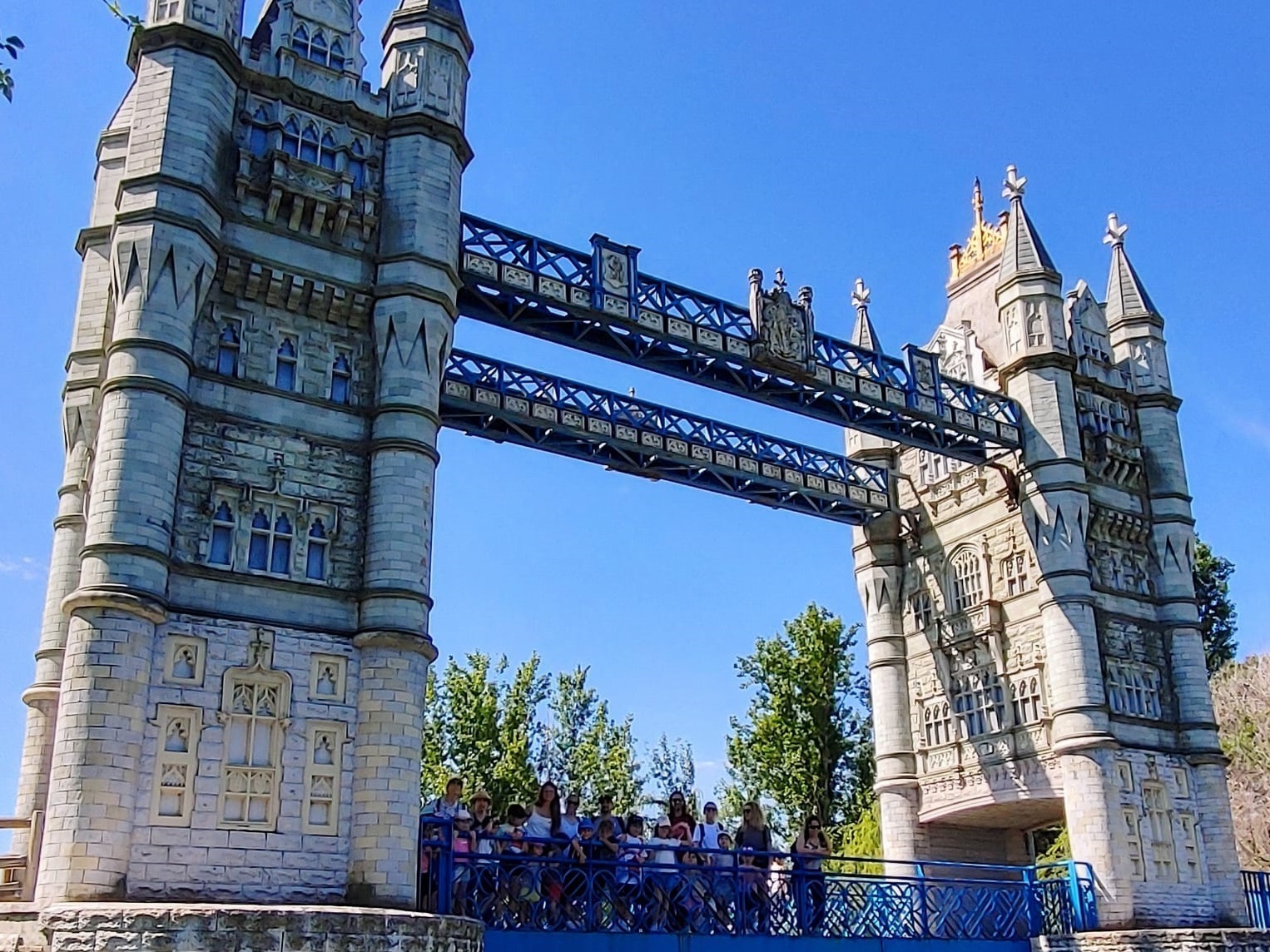 Cerca de un centenar de vecinos han participado en la excursión al Parque Europa, en Torrejón de Ardoz.