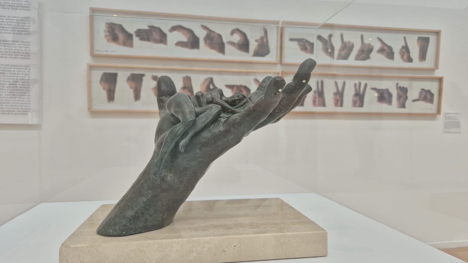 Escultura con forma de mano de la exposición de la Red Itiner.