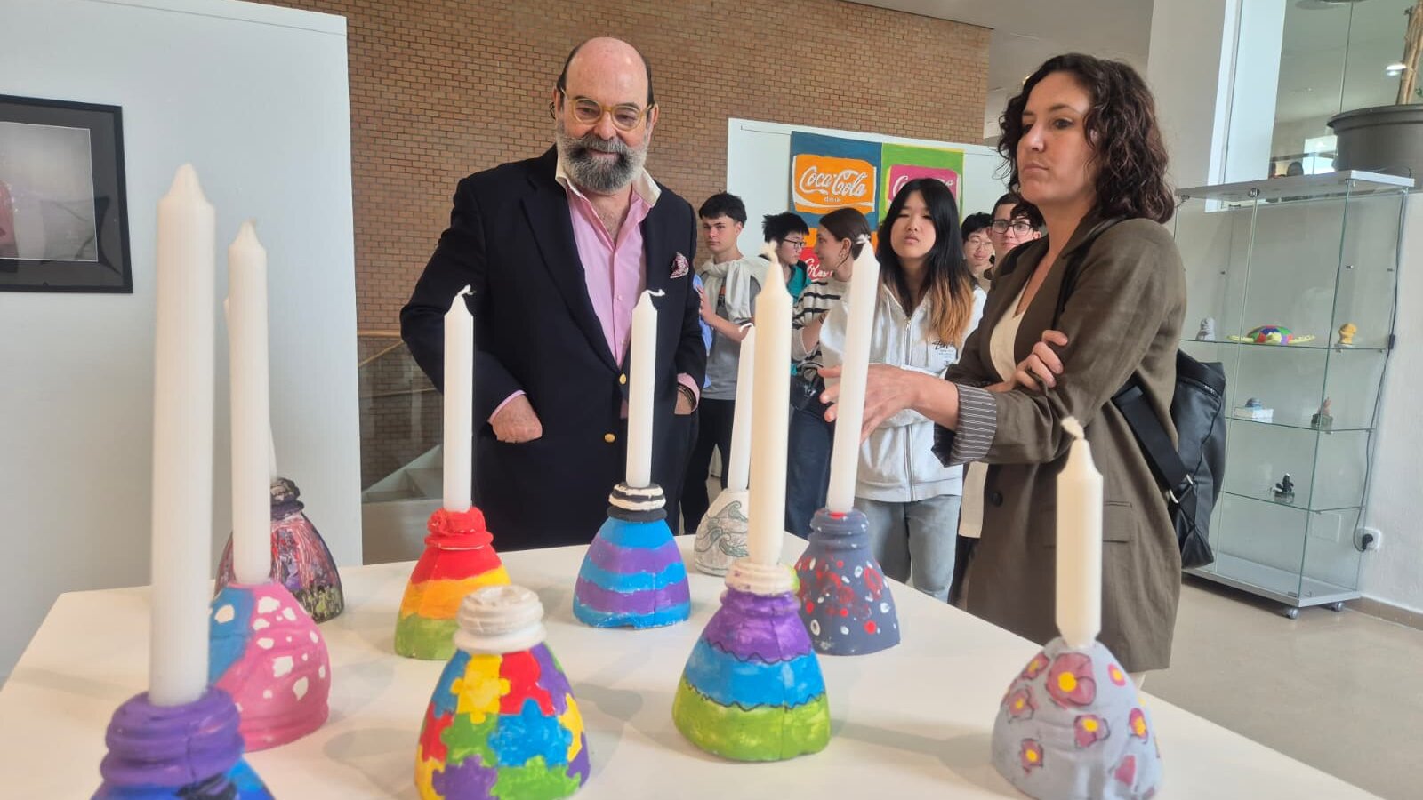 El concejal de Cultura y una de las profesoras del Colegio Zola observan una de las obras de los alumnos.