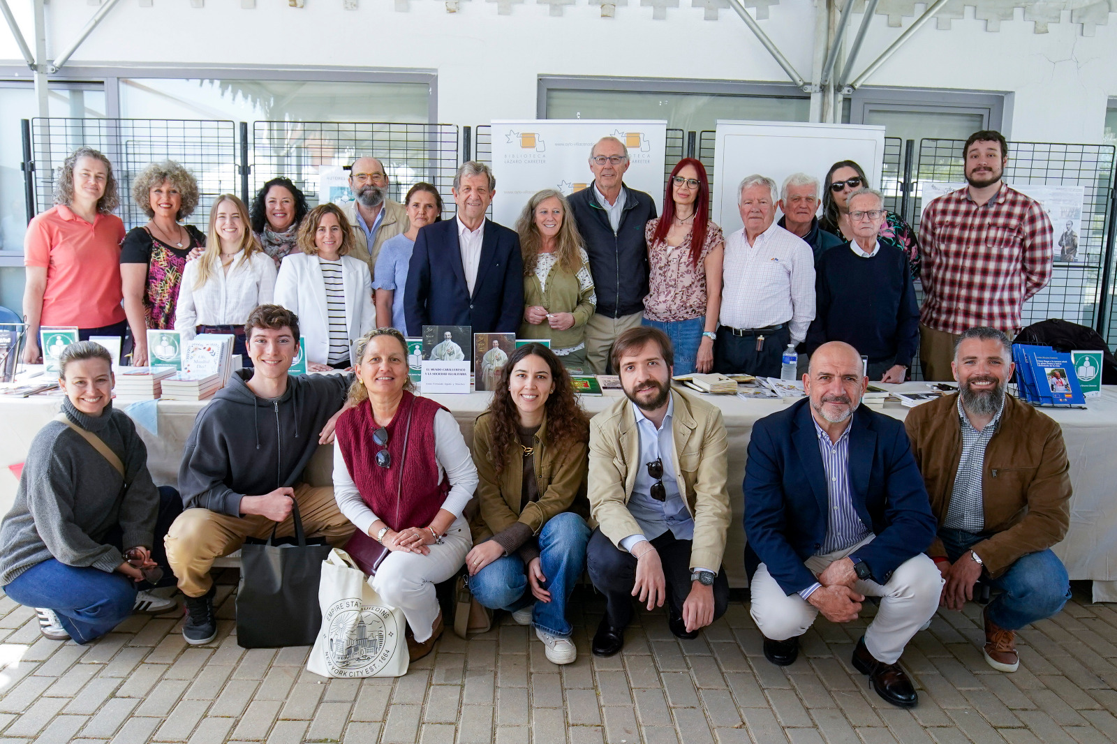 El alcalde y miembros de la Corporación Local junto a los autores locales.