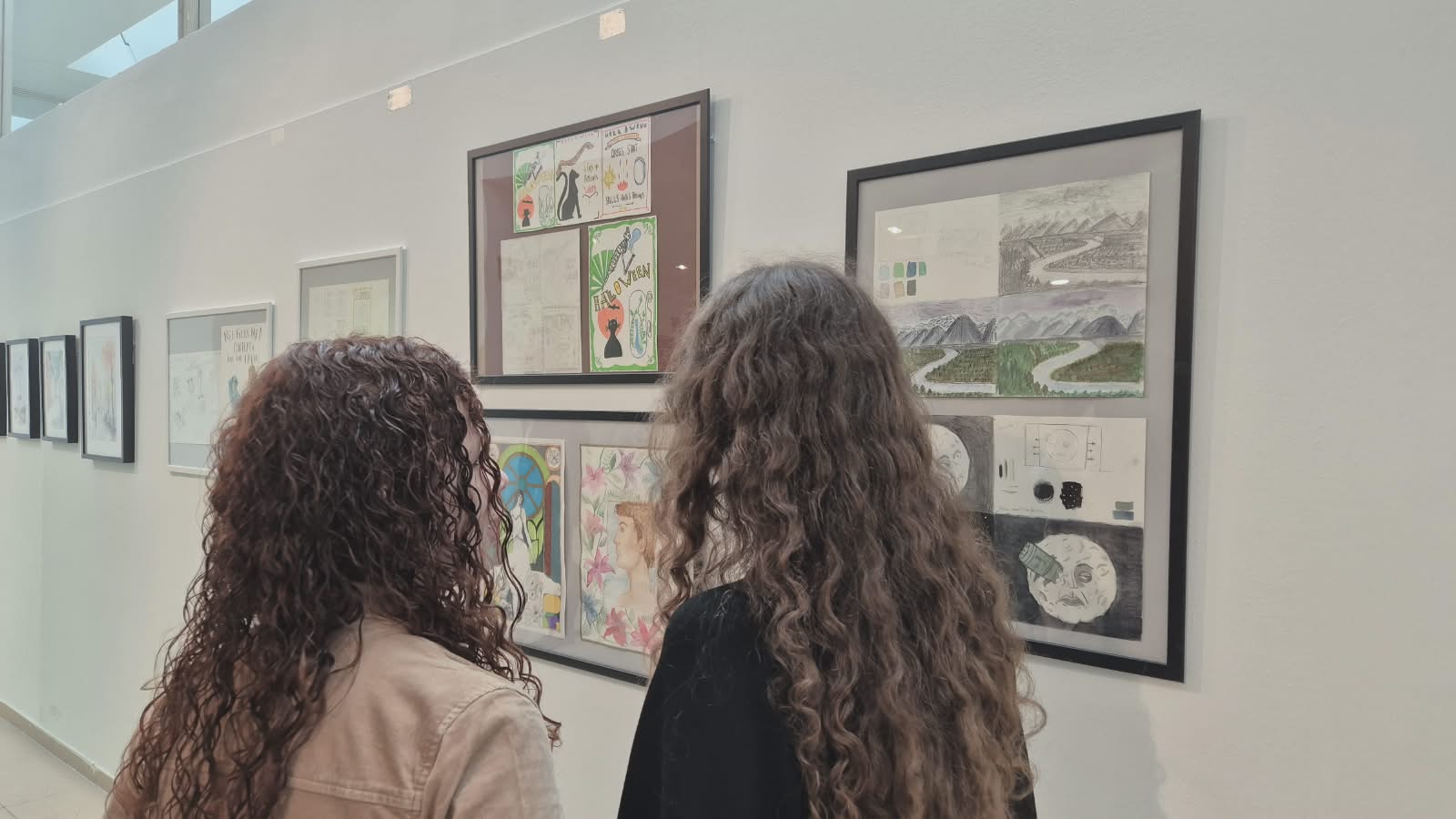 Dos alumnas del Colegio Zola viendo la exposición.