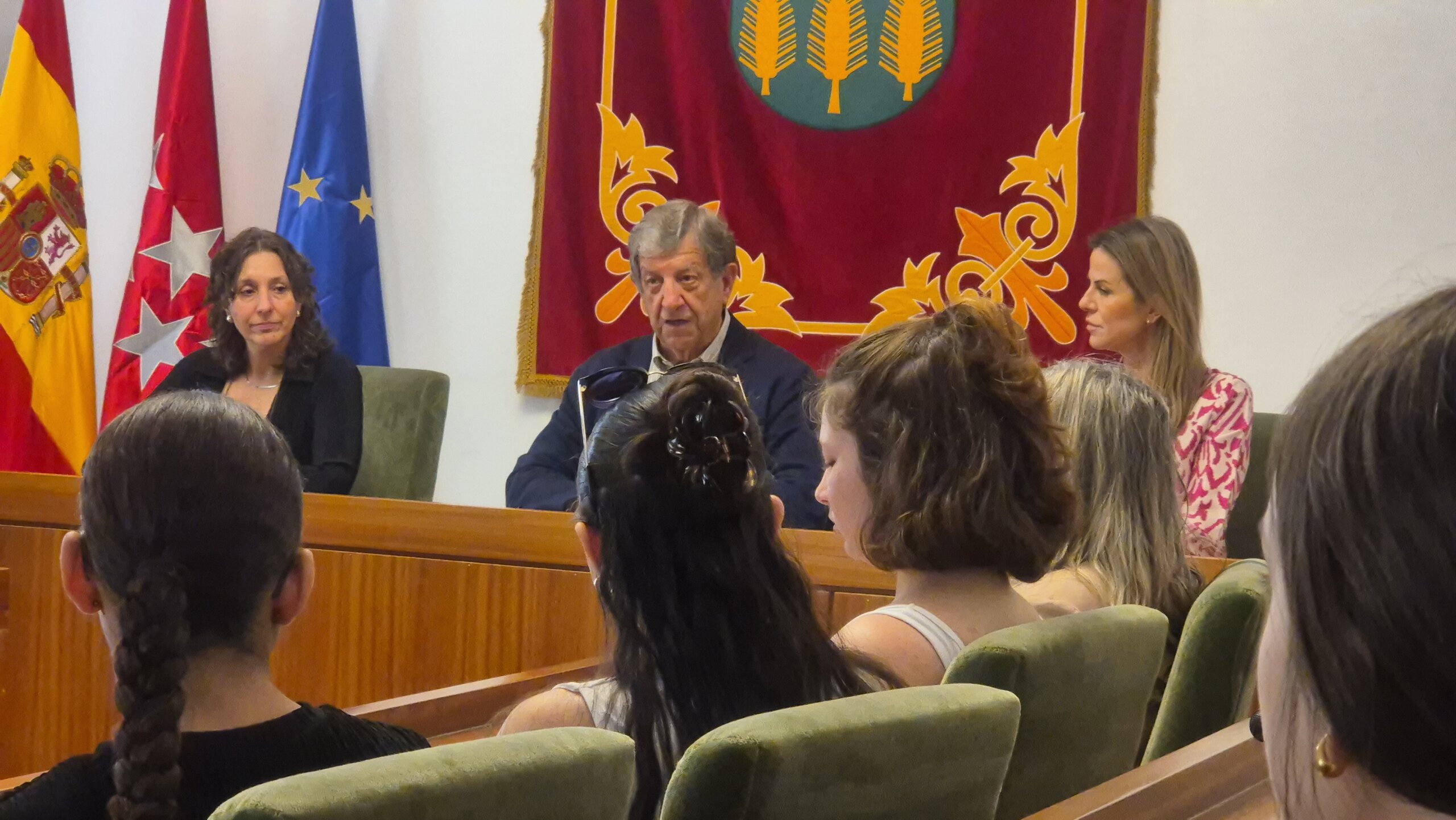 El alcalde; Luis Partida, da la bienvenida a los estudiantes.