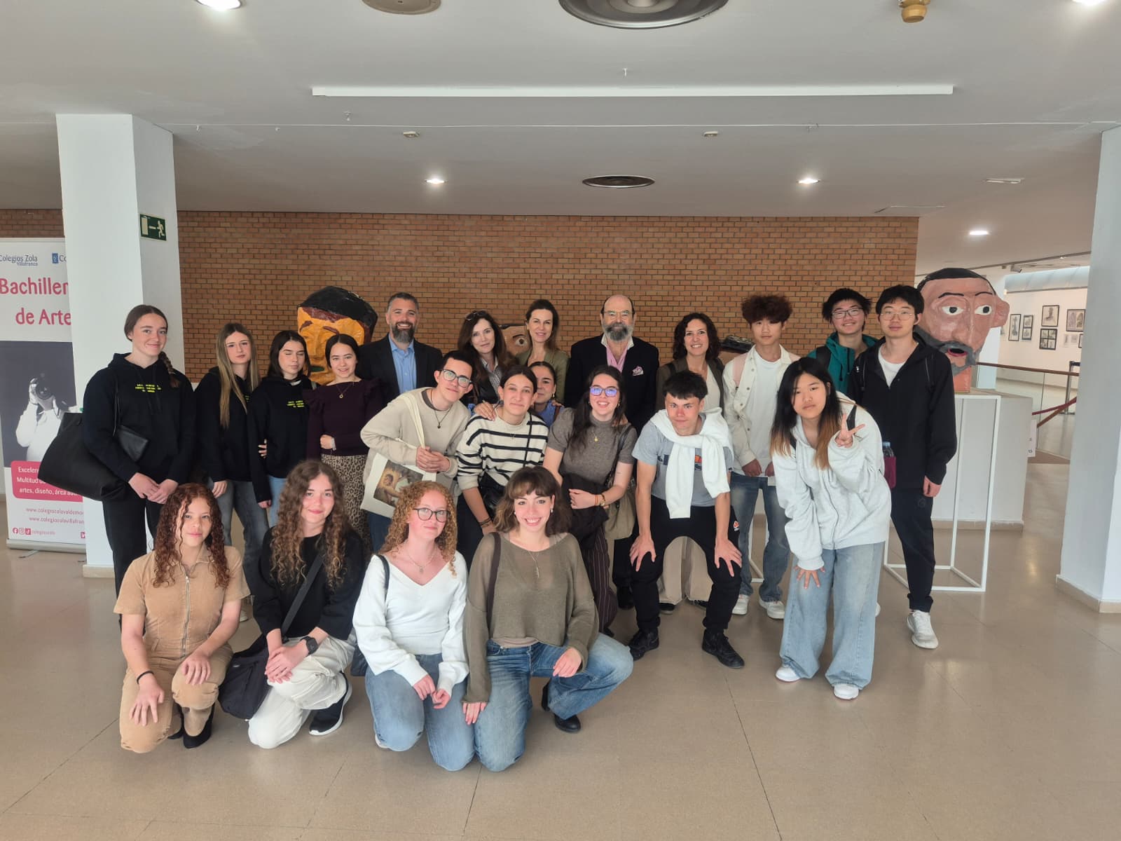 Foto de familia de los alumnos participantes en la exposición, profesores y concejales.