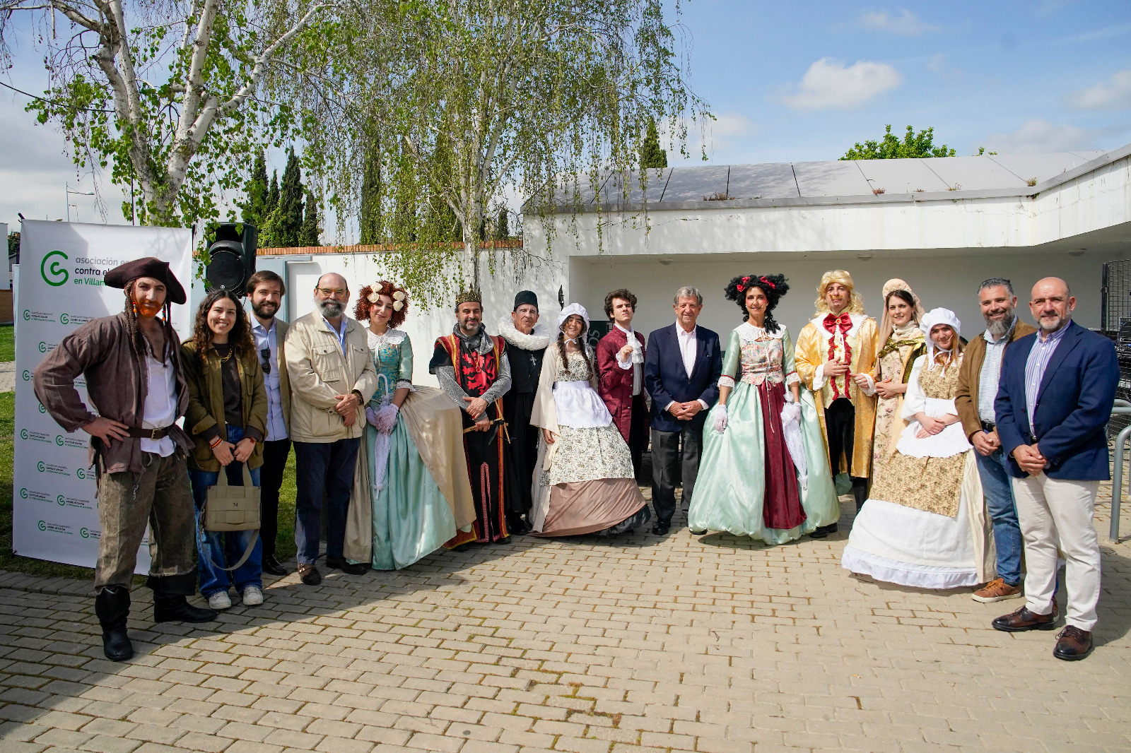 El alcalde y concejales con miembros del Grupo Arthistrión, vestidos de época.