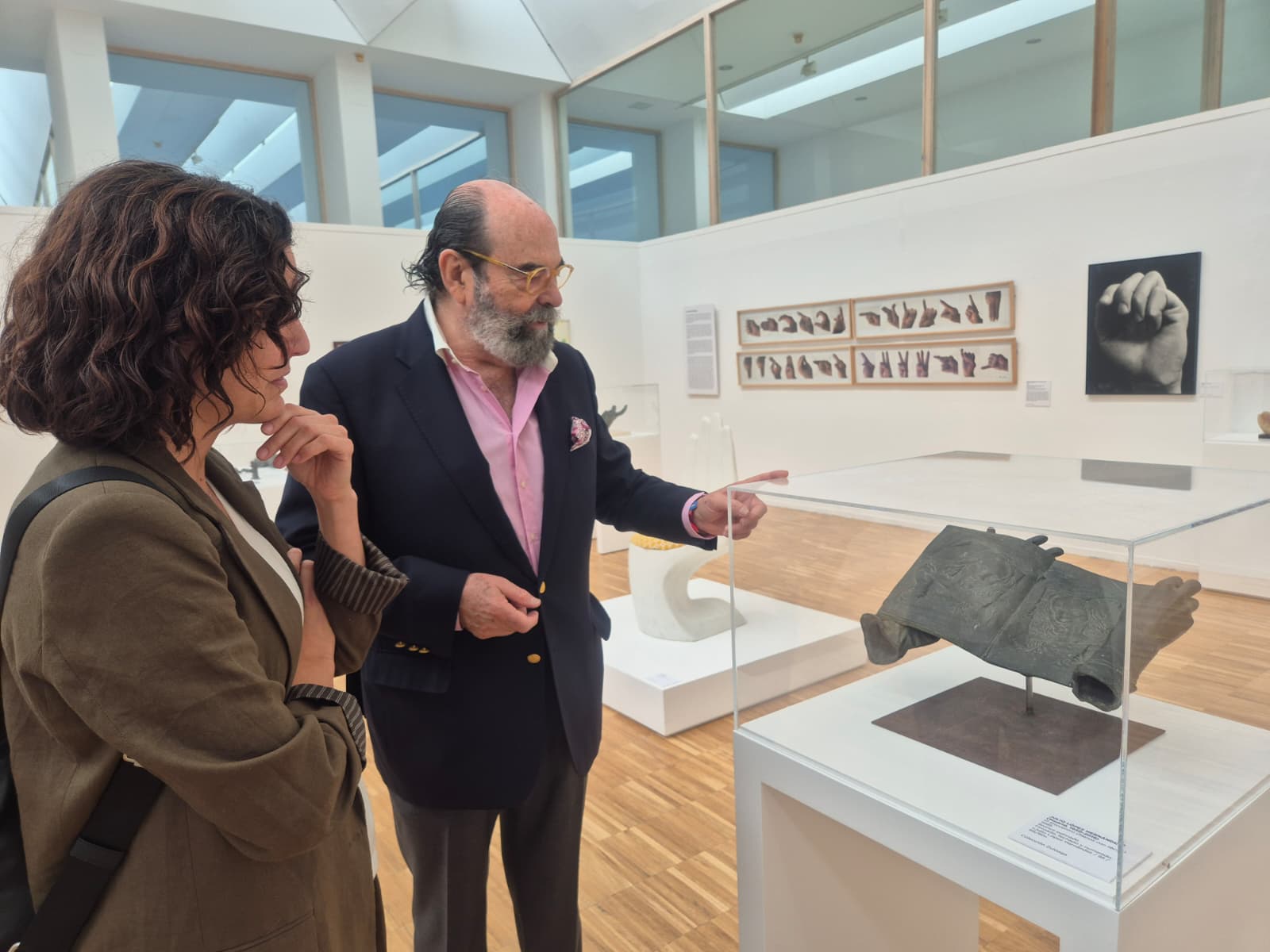 El concejal de Cultura, junto a una de las profesoras del colegio Zola, viendo la exposición de la Red Itiner.