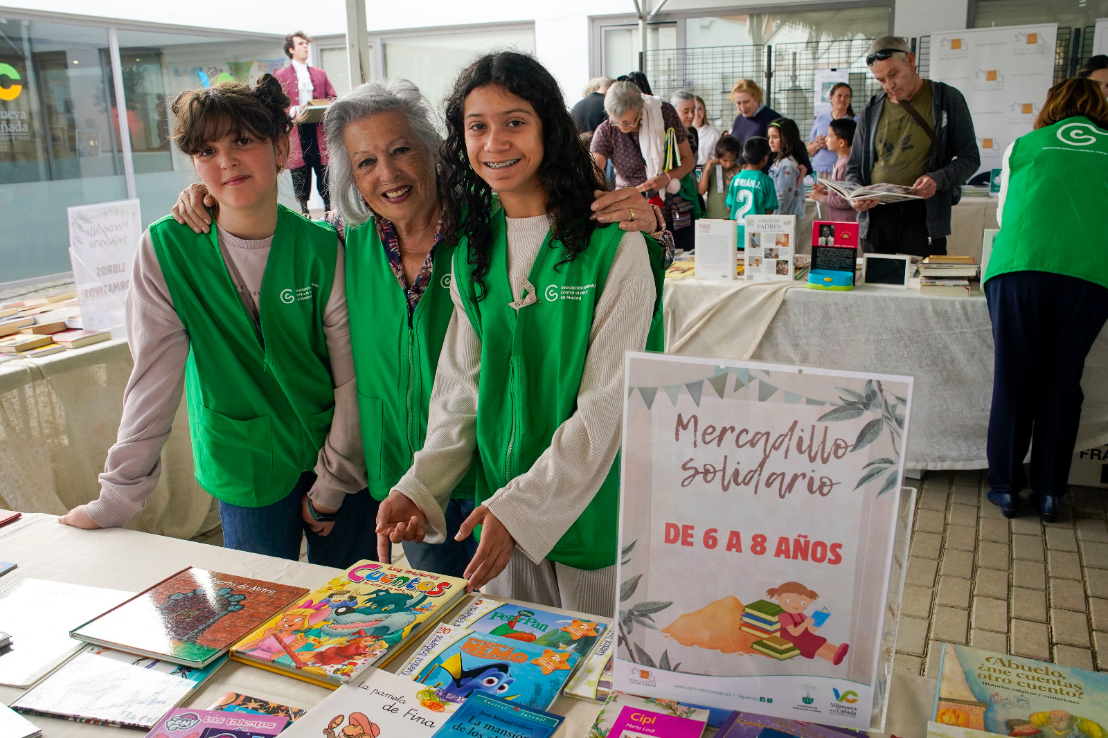 Voluntarias de la aecc durante el Mercadillo Solidario de Libros.