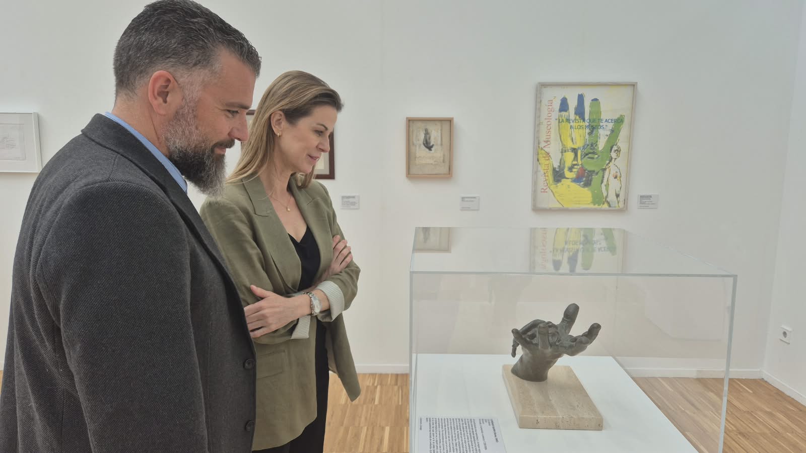Los concejales de Educación y Medio Ambiente miran una de las obras de la exposición de la Red Itiner.