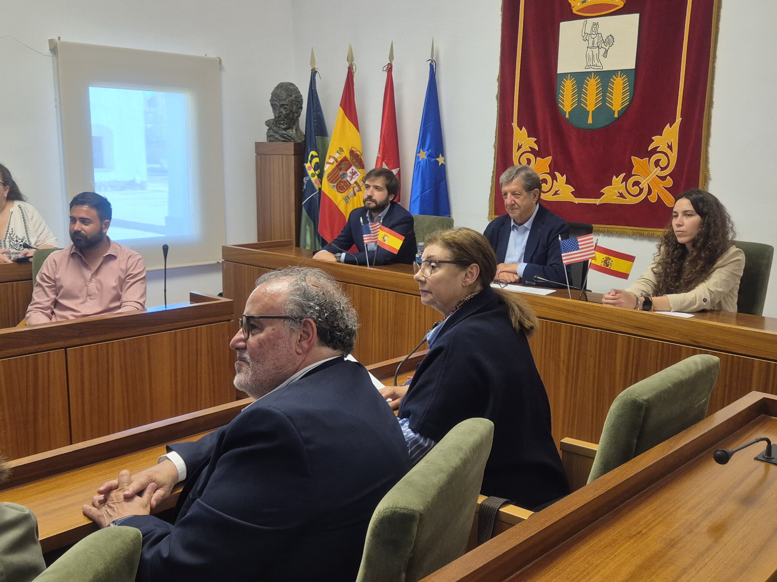 El alcalde y concejales durante el encuentro online.