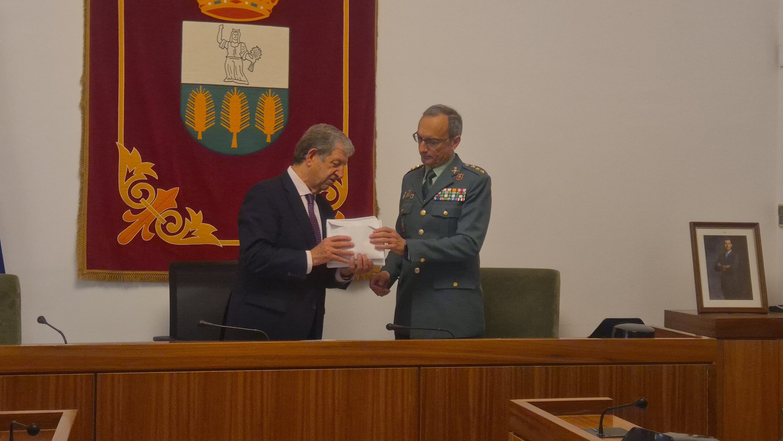 El alcalde entrega las llaves al coronel jefe de la Comandancia de la Guardia Civil de Madrid.