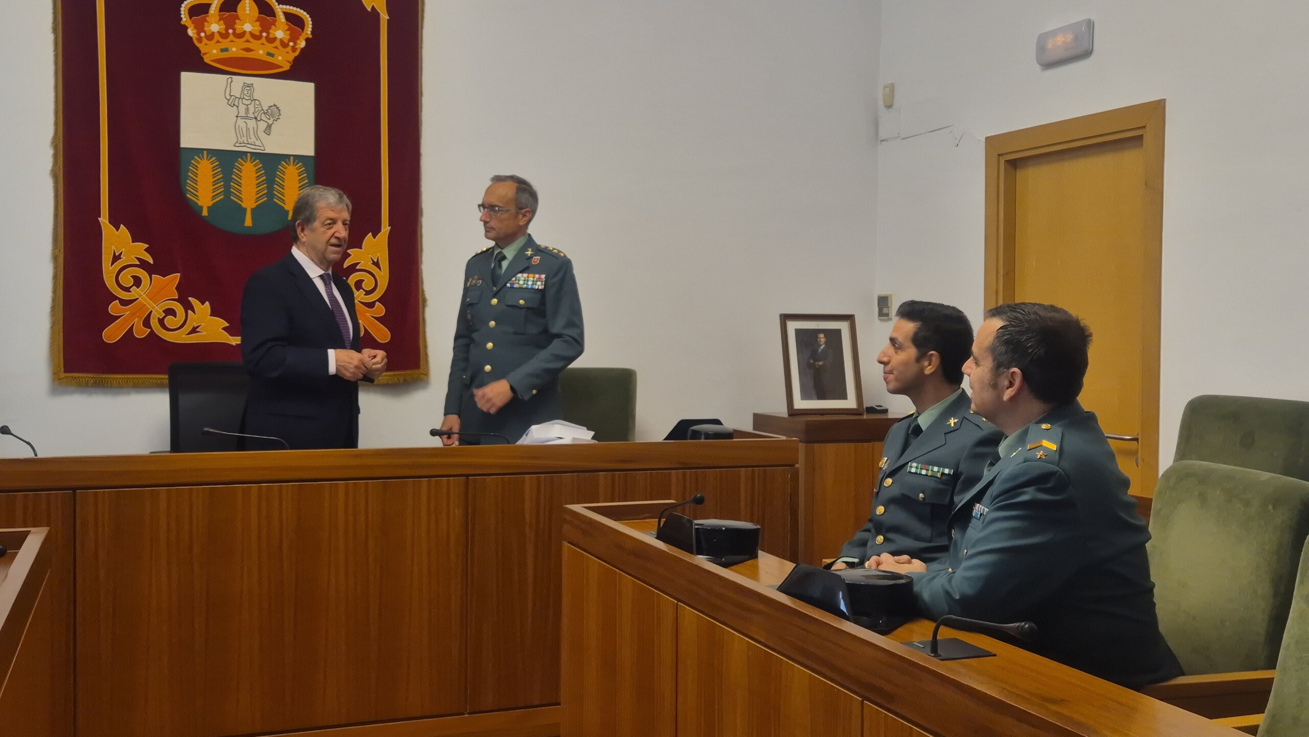 Acto de entrega de las llaves de seis viviendas a la Guardia Civil.