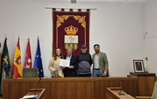 El alcalde entrega la recaudación del Torneo de Pádel a la vicepresidenta de la Asociación Española contra la Meningitis.