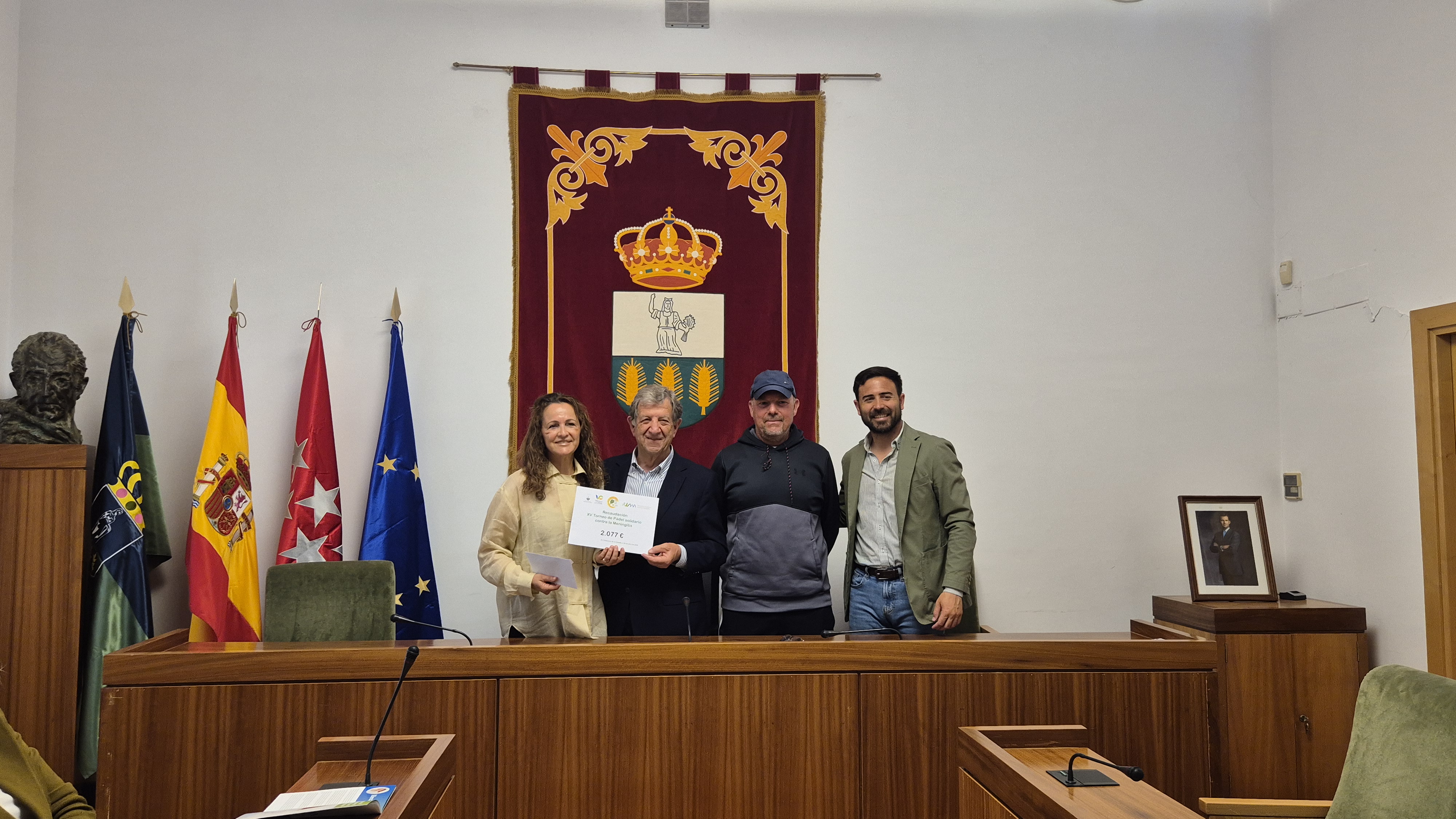 El alcalde entrega la recaudación del Torneo de Pádel a la vicepresidenta de la Asociación Española contra la Meningitis.