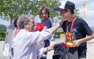 El alcalde, Luis Partida, junto a ganadores del Campeonato de Skate.